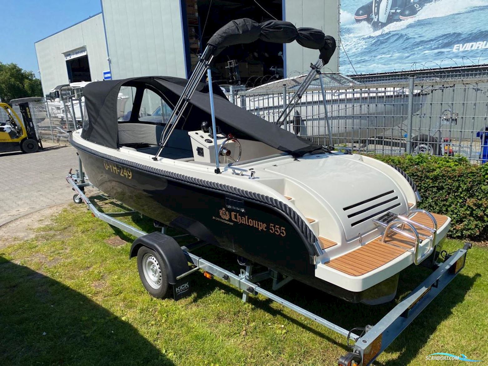 Chaloupe 555