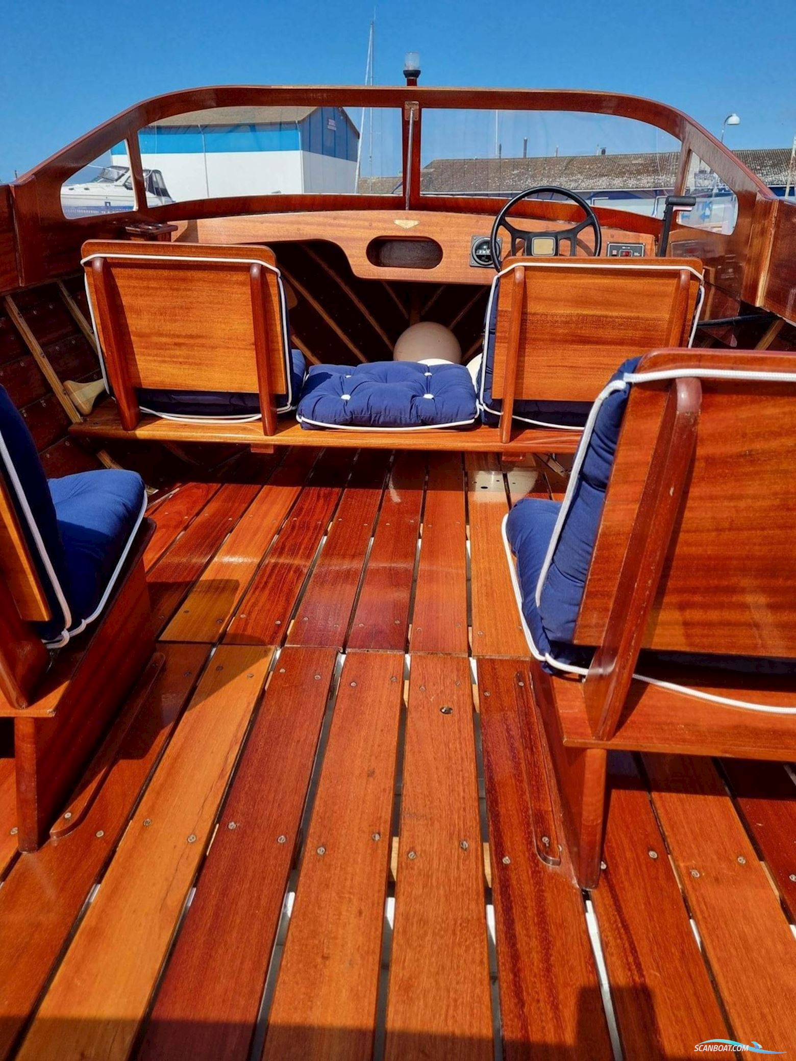 Classic Mahogany Daycruiser