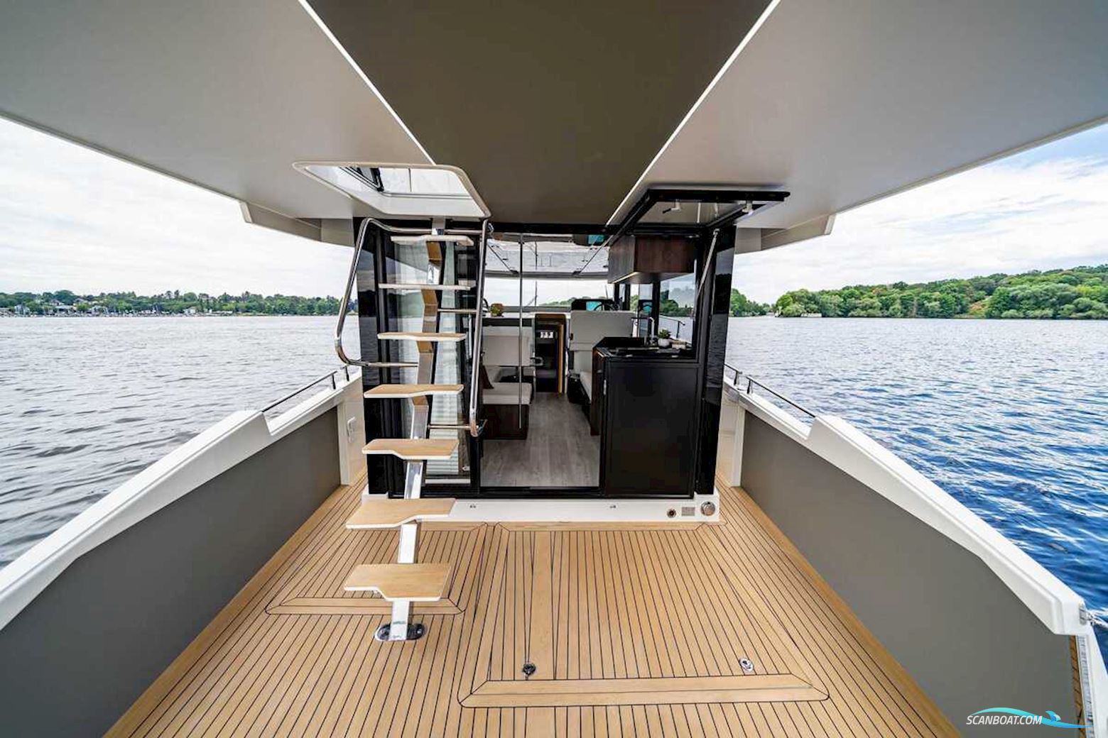 Cobra Yachts Maestro 42 Fly