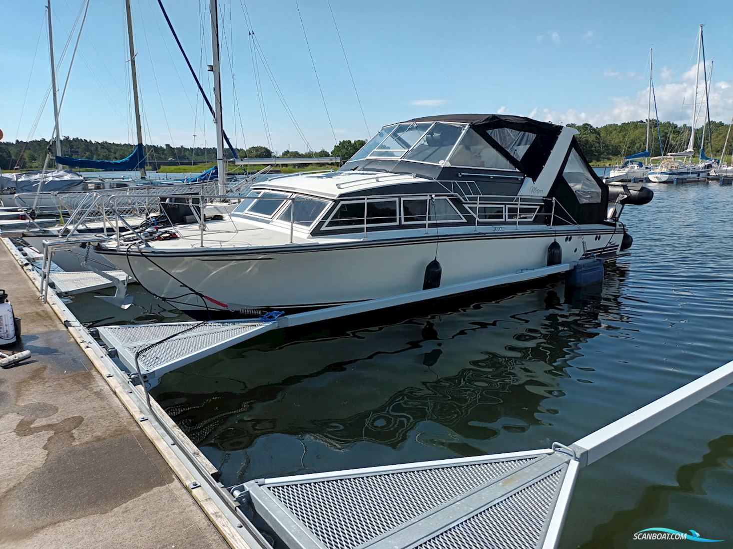 Coronet 32 Oceanfarer Wing Motorbåt 1982, med 2 st Volvo Penta Aqad 41A motor, Sverige