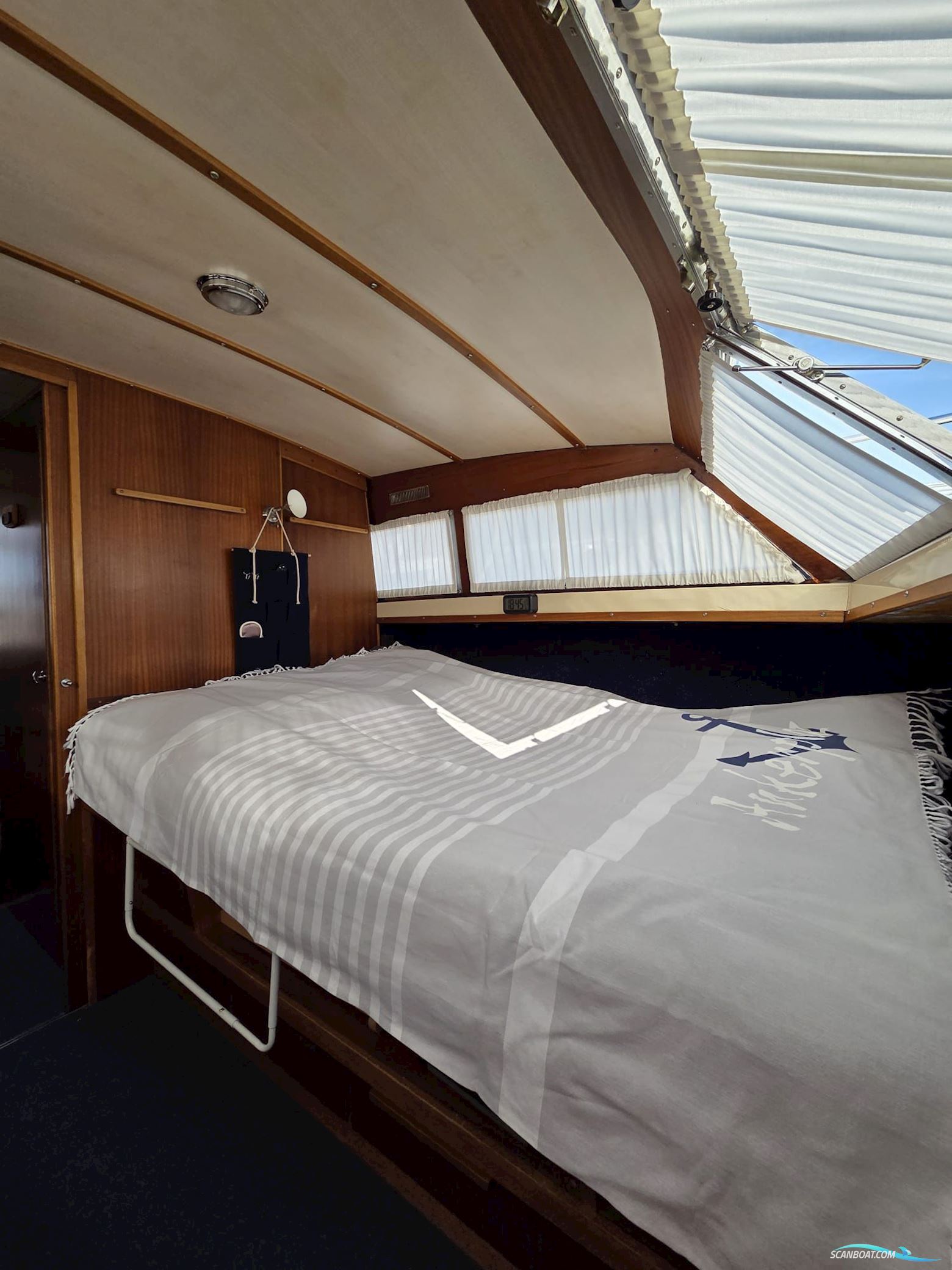 Coronet Commander 32