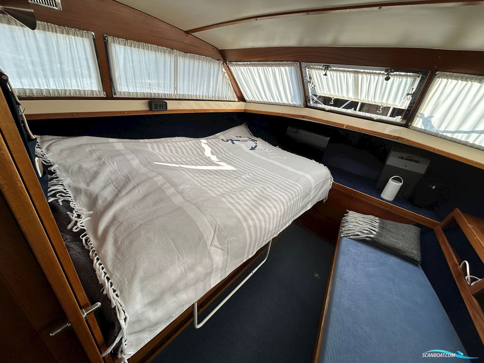 Coronet Commander 32