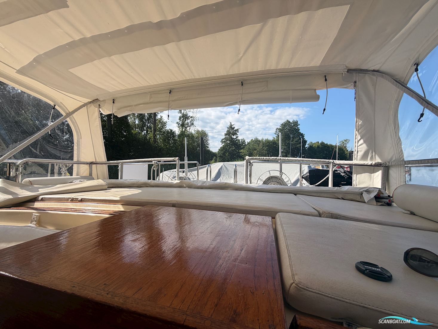 Coronet Commander 38`
