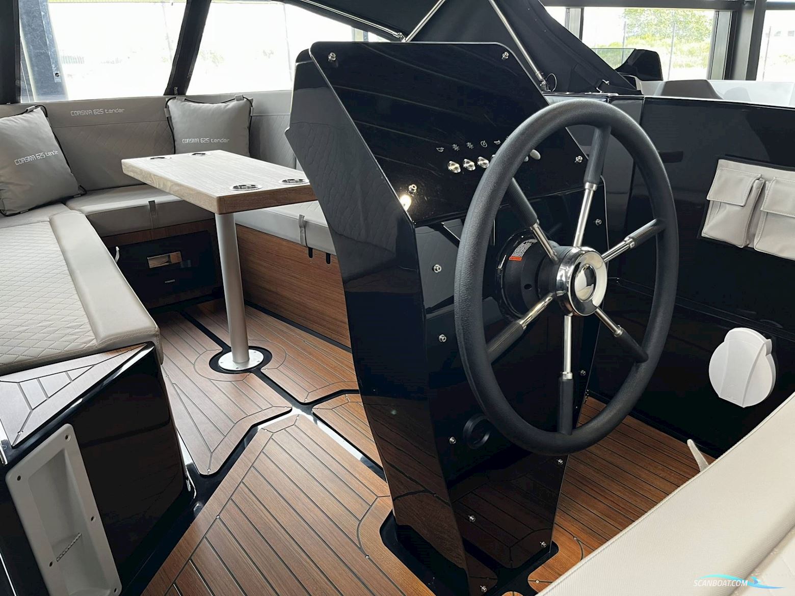 Corsiva 625 Tender 25 HK Yamaha/Udstyr