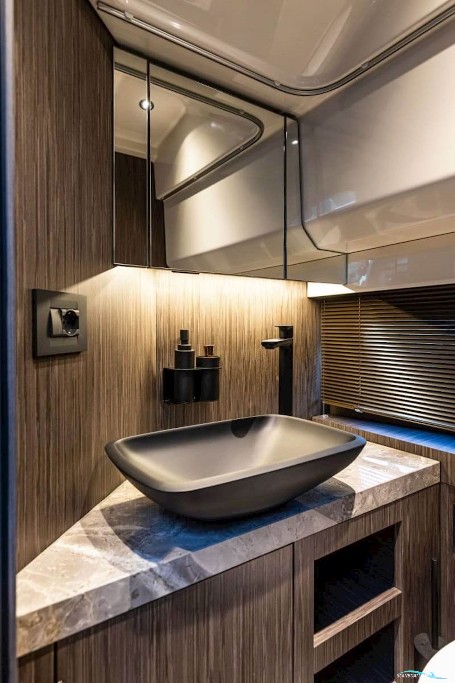 Cranchi A32 LT - New Preorder Fra