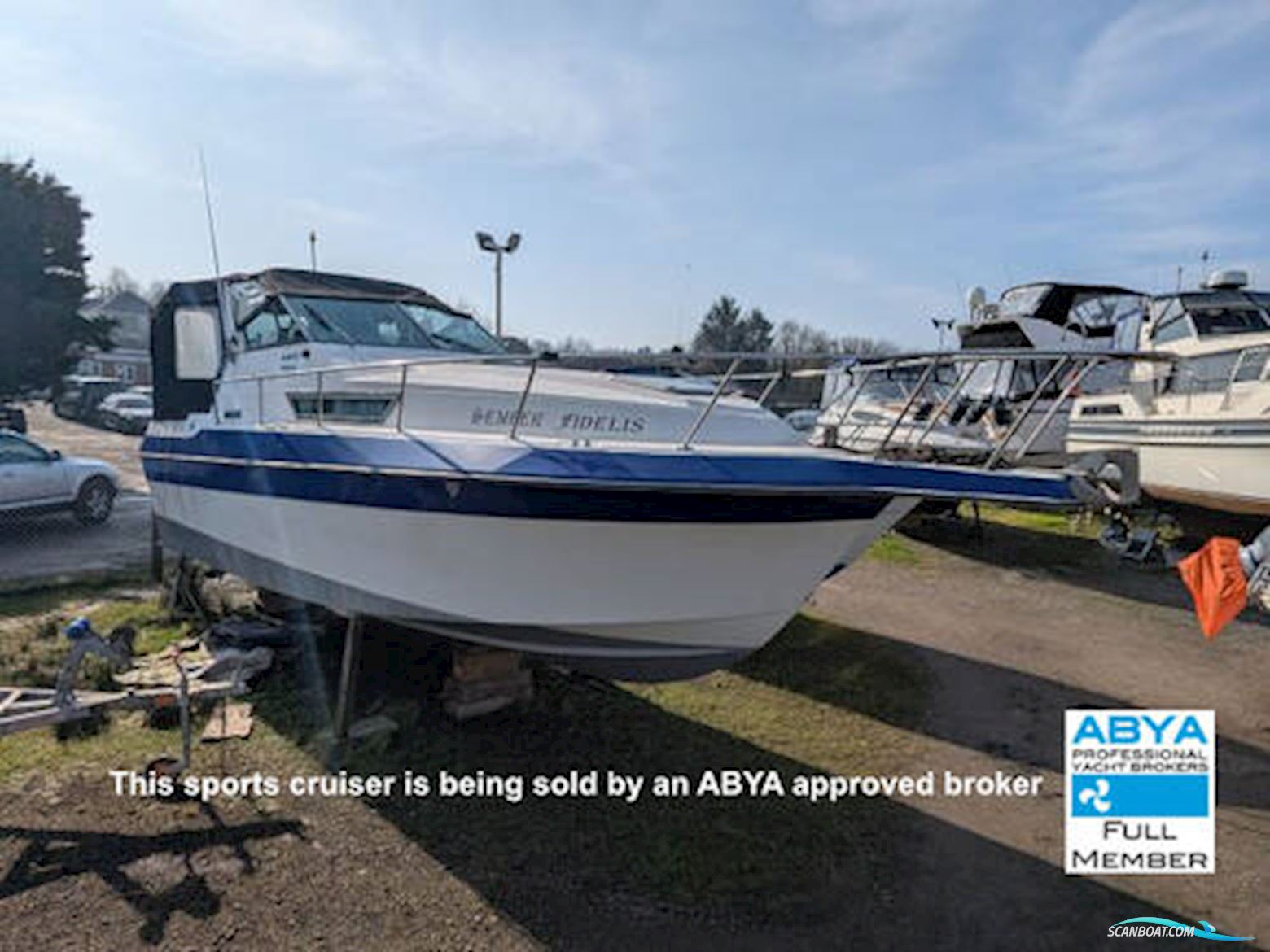Cruiser International 2670 Motorbåt 1989, med Mercruiser motor, England