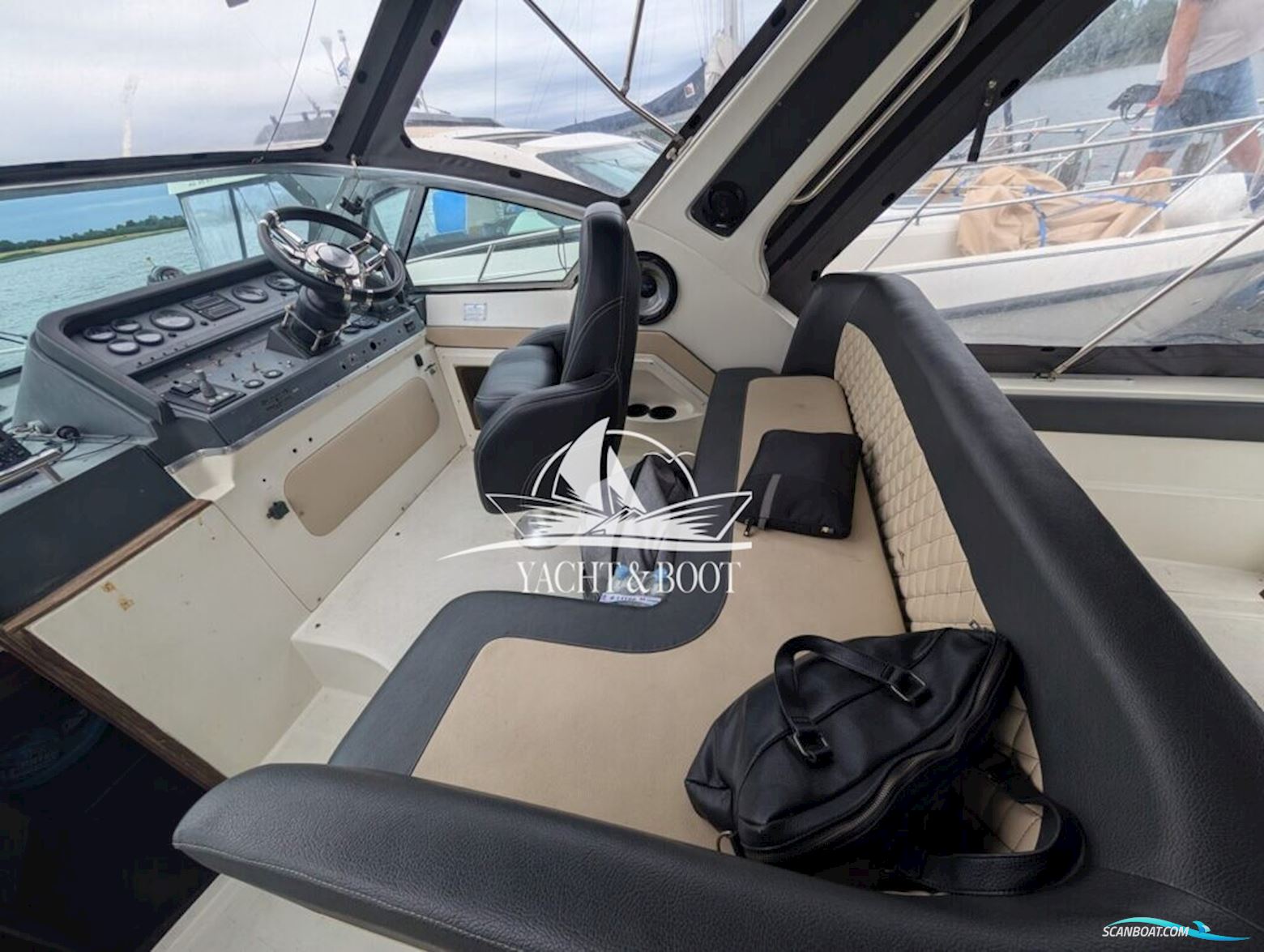 Cruiser Yachts 3270 Esprit