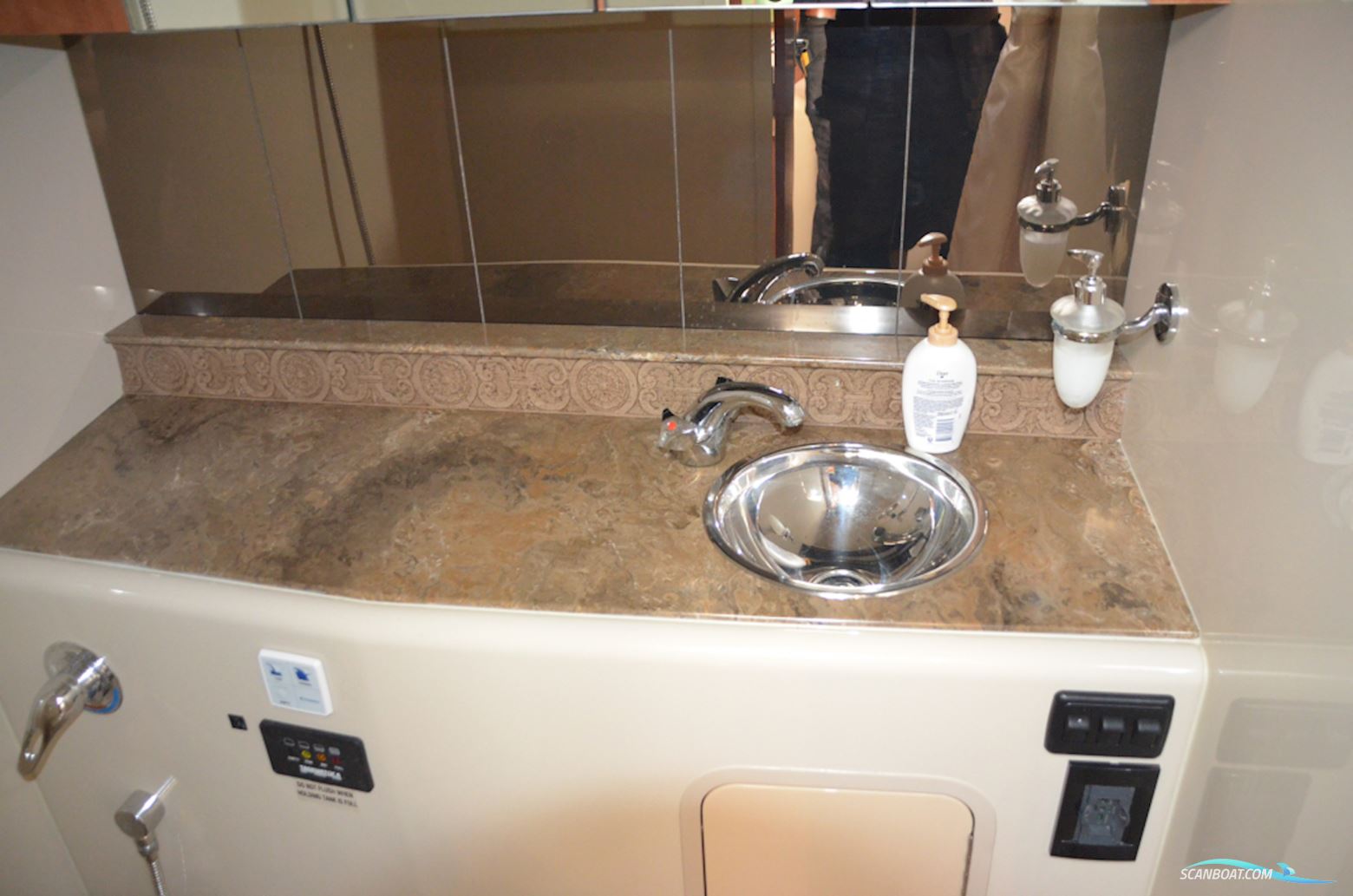 CRUISERS 330 Express