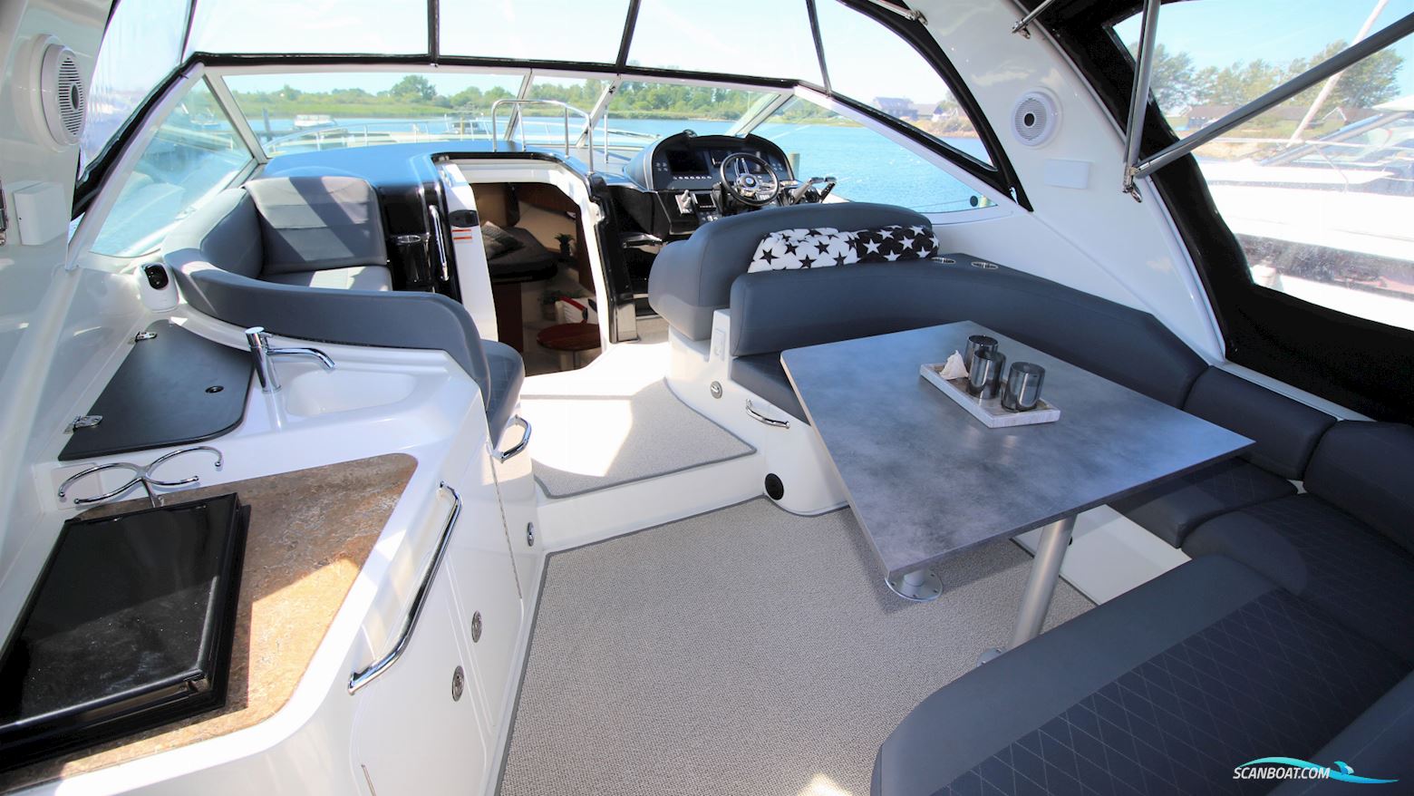 Cruisers Yachts 330 Express