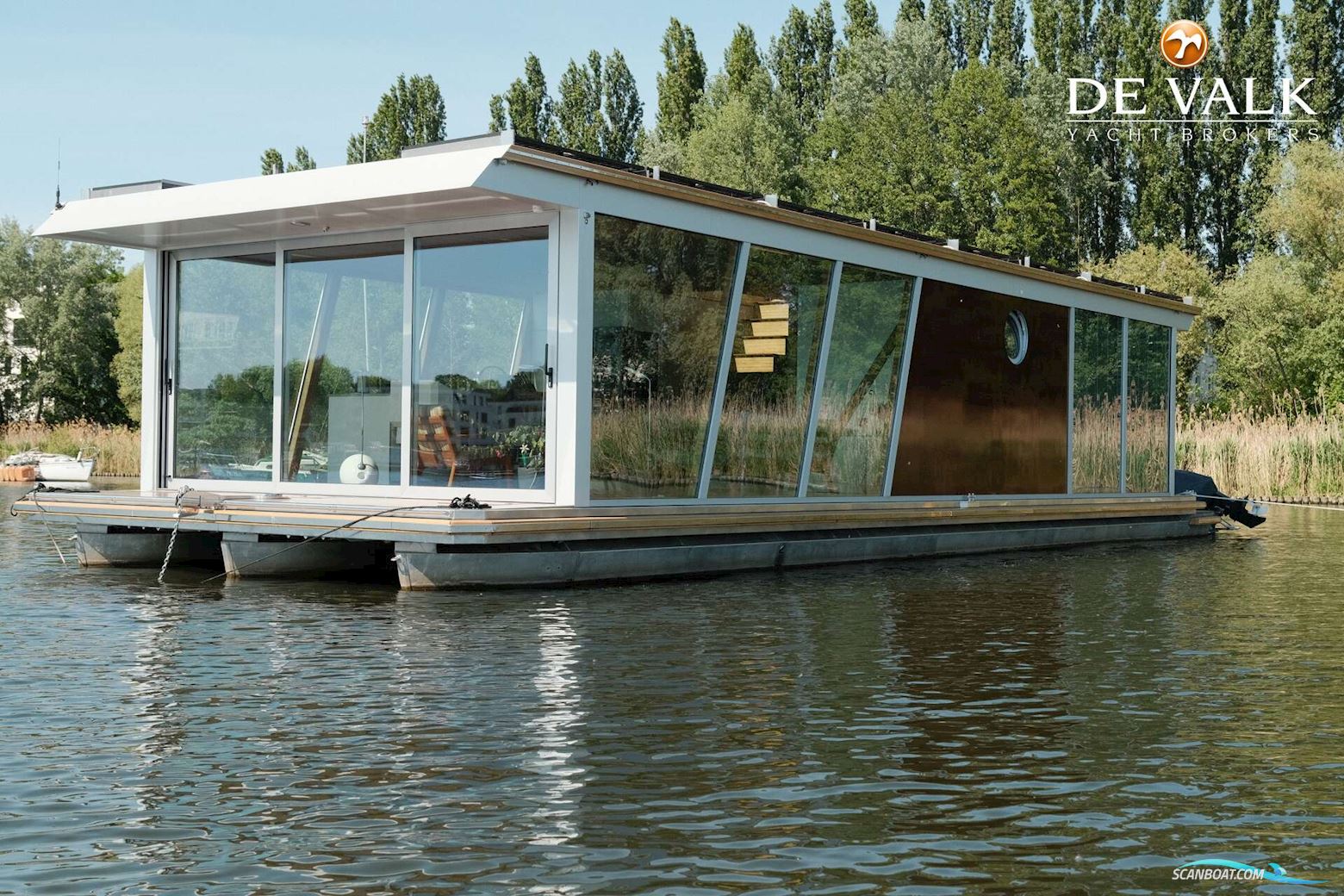 Custom Built Houseboat luxe motor