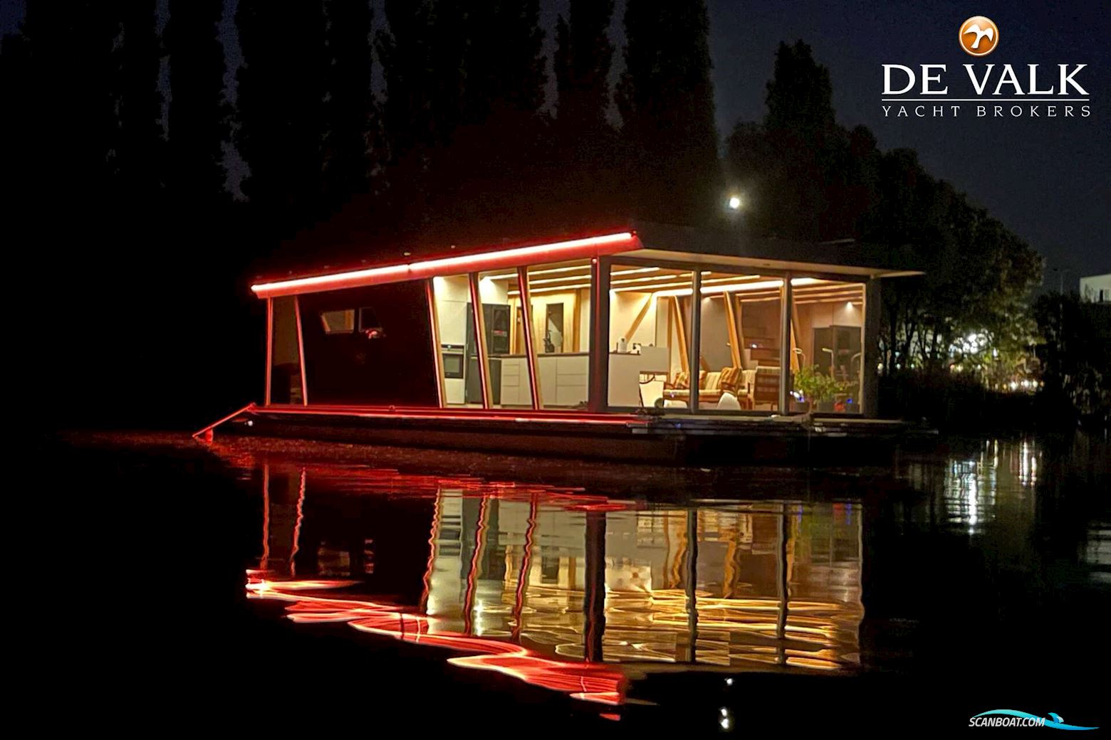 Custom Built Houseboat luxe motor