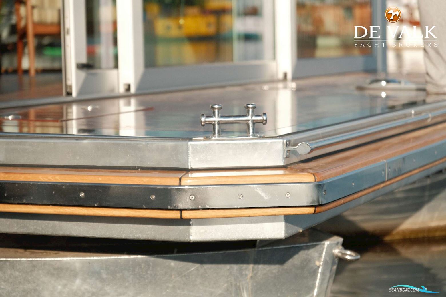 Custom Built Houseboat luxe motor