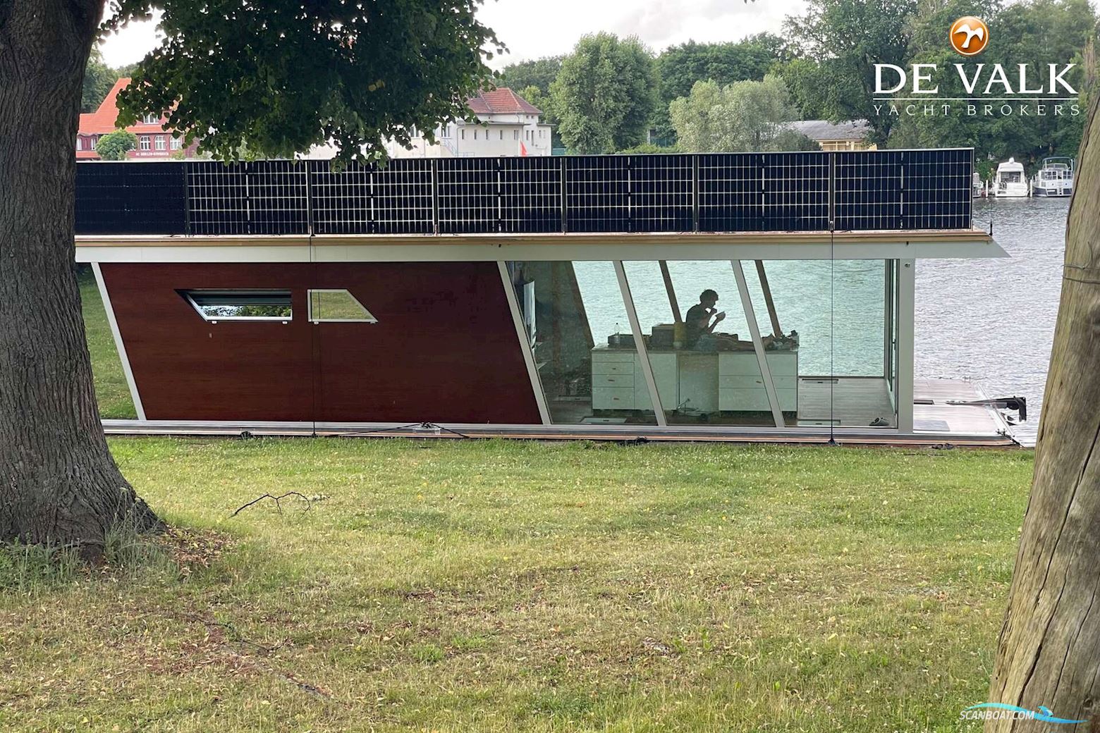 Custom Built Houseboat luxe motor