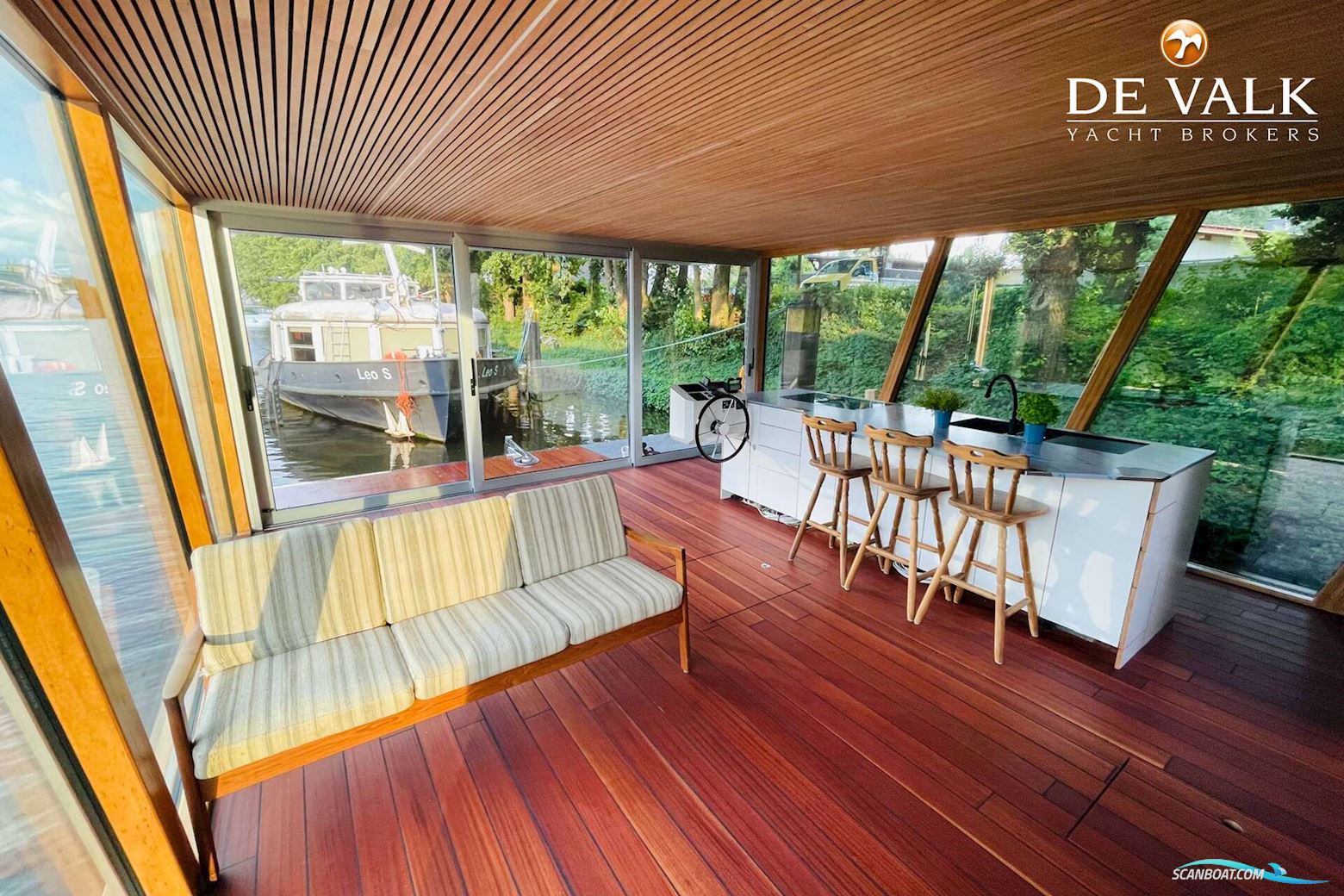 Custom Built Houseboat luxe motor