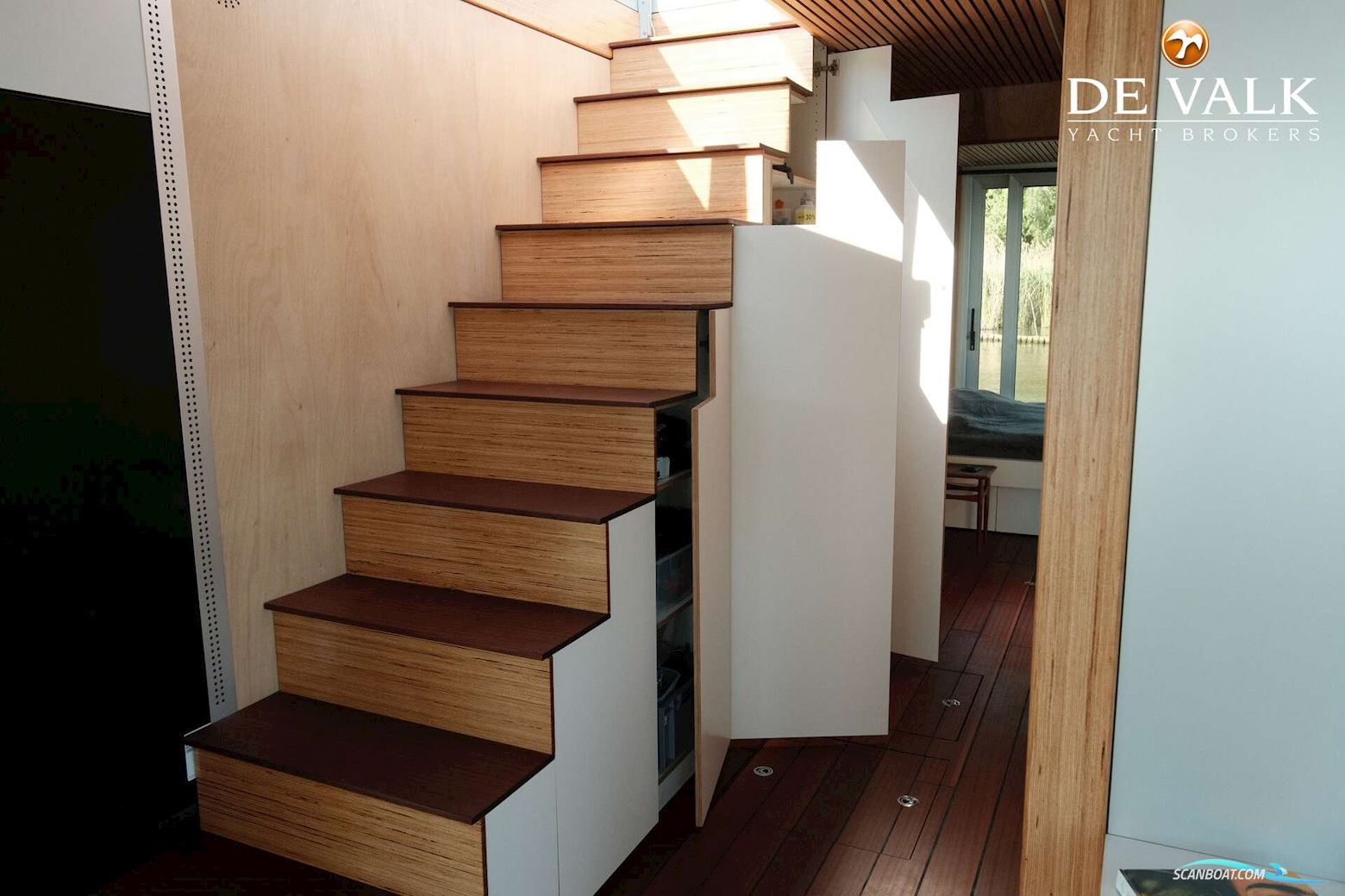 Custom Built Houseboat luxe motor