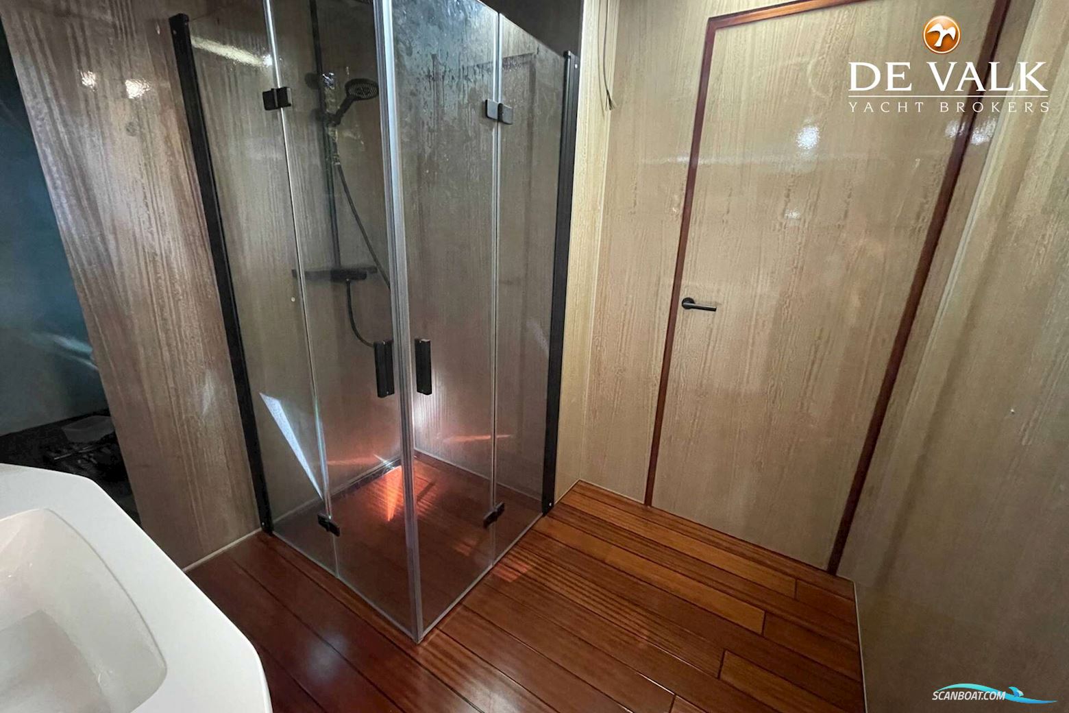 Custom Built Houseboat luxe motor