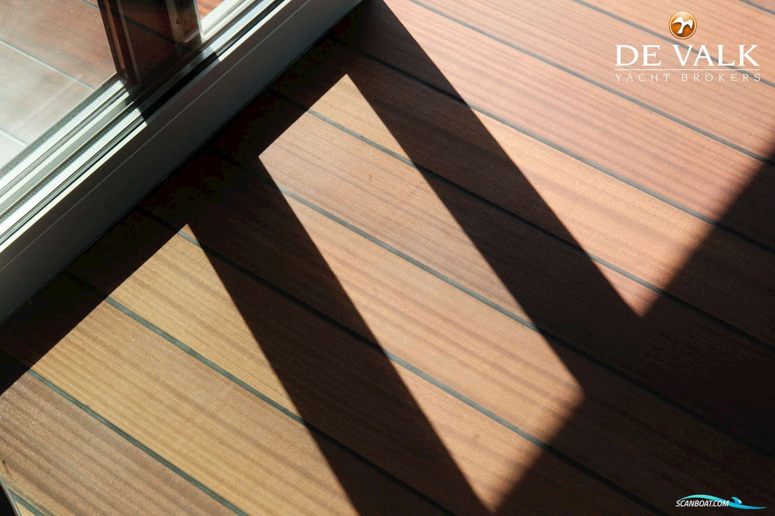 Custom Built Houseboat luxe motor