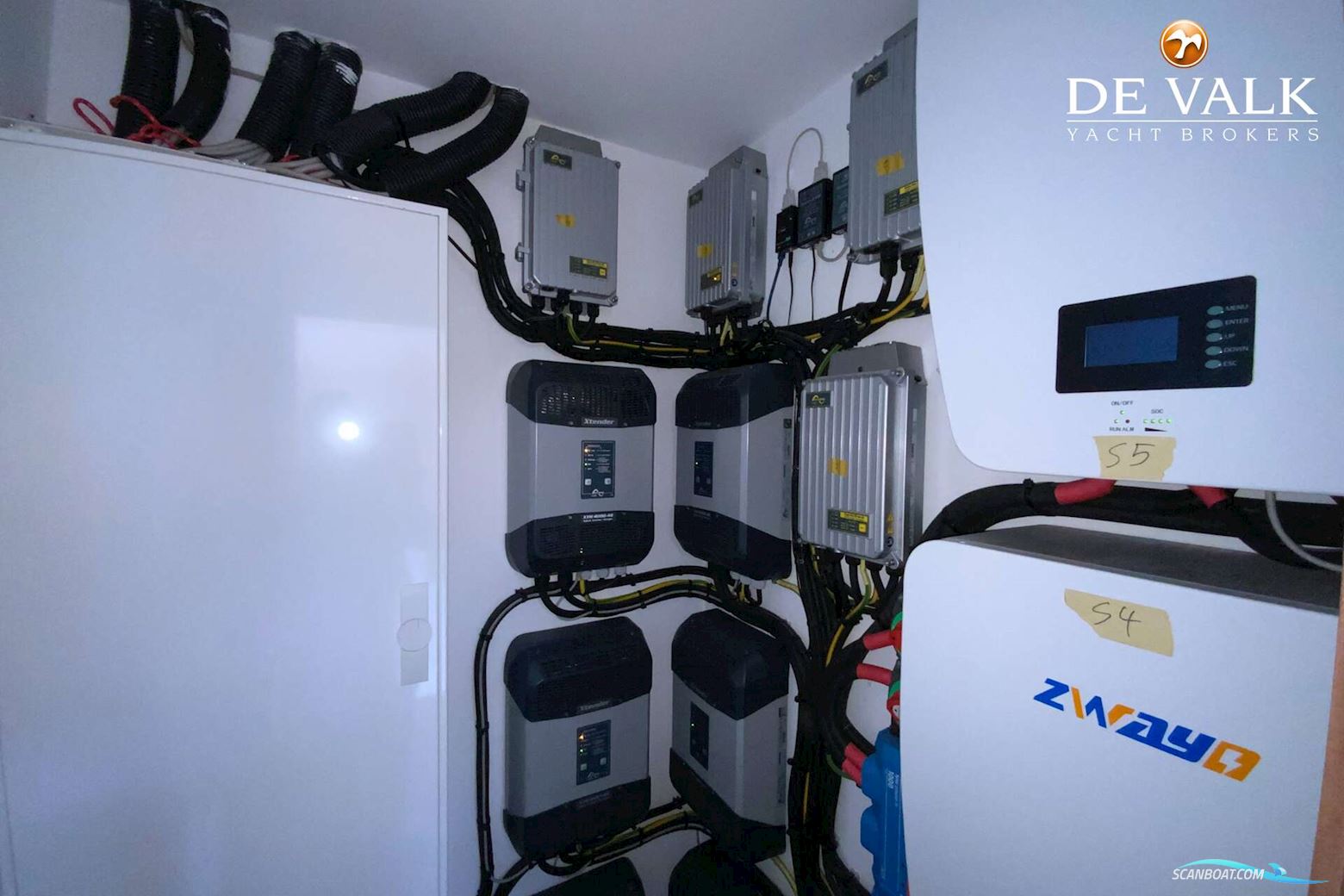 Custom Built Houseboat luxe motor