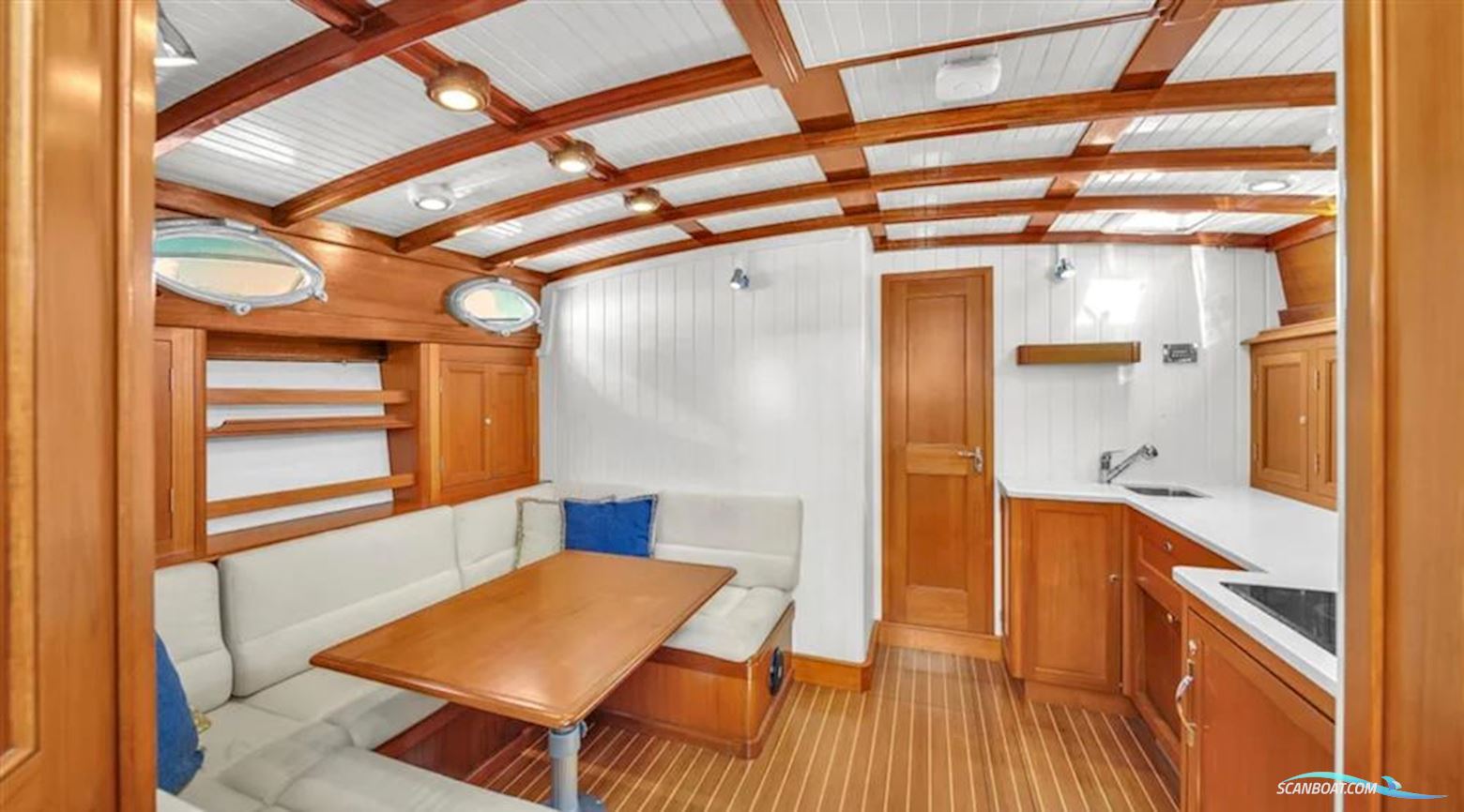 CUSTOM Gentlemans Motor Yacht