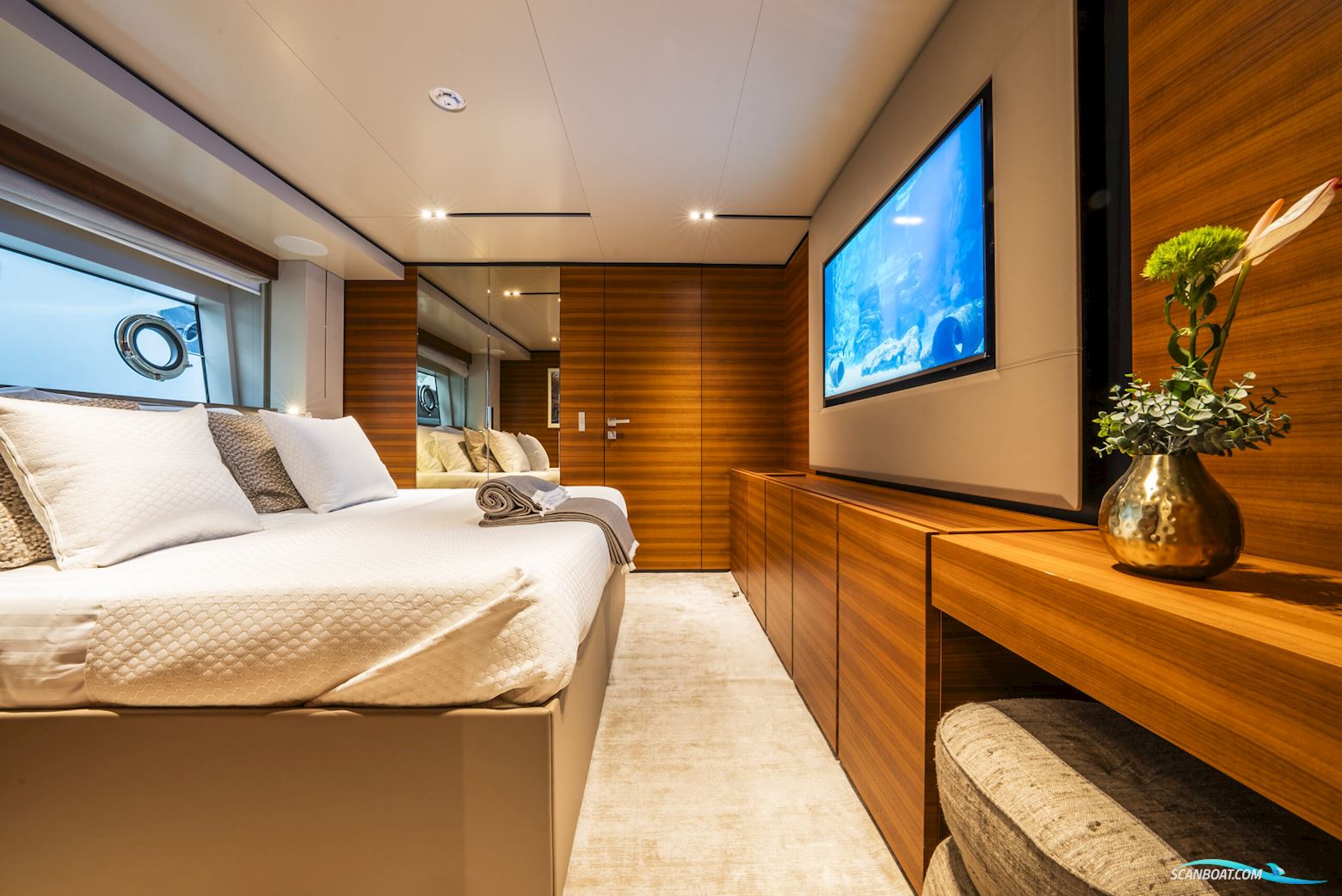 Custom Line Navetta 33