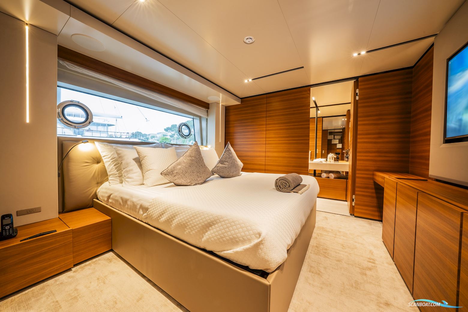 Custom Line Navetta 33
