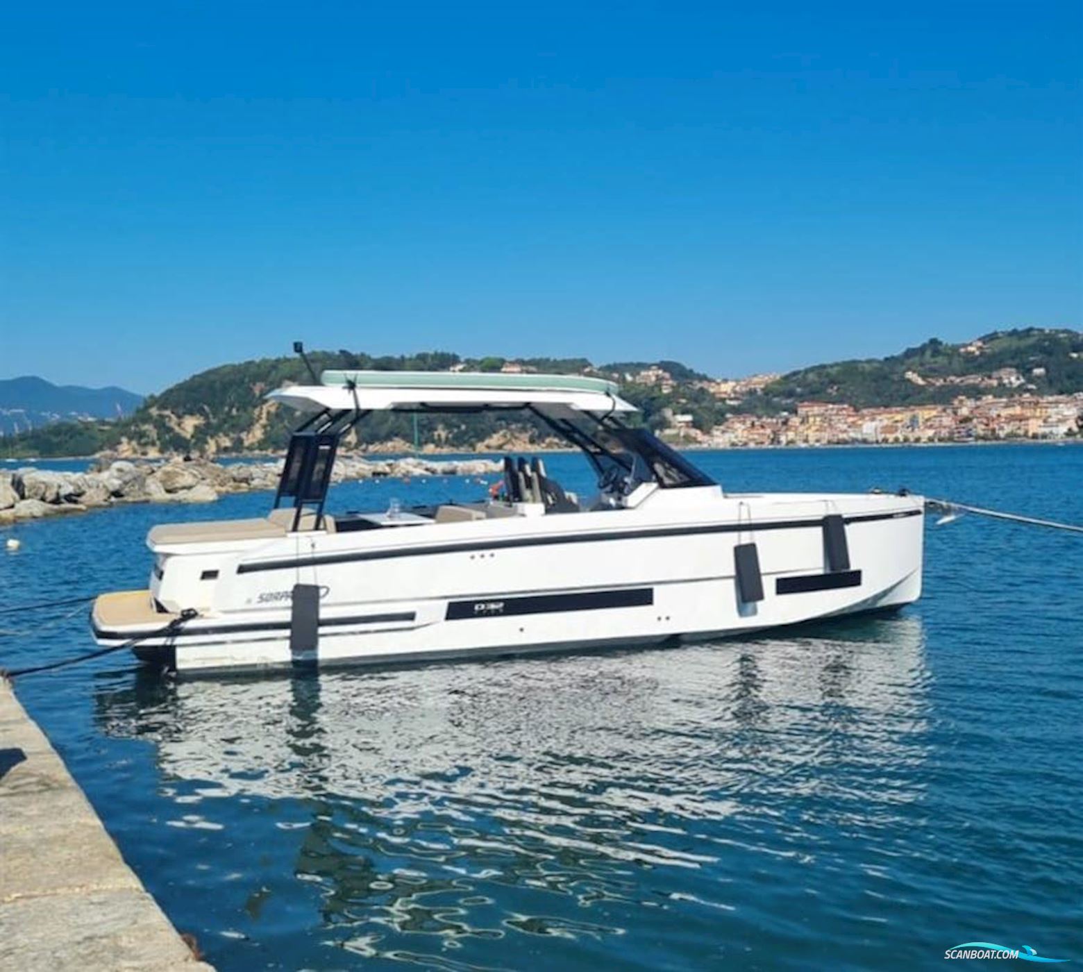 De Antonio Yachts D32 Motorbåt 2024, med 2x Mercury F 300 XL DTS Verado AMS V8 motor, Italien