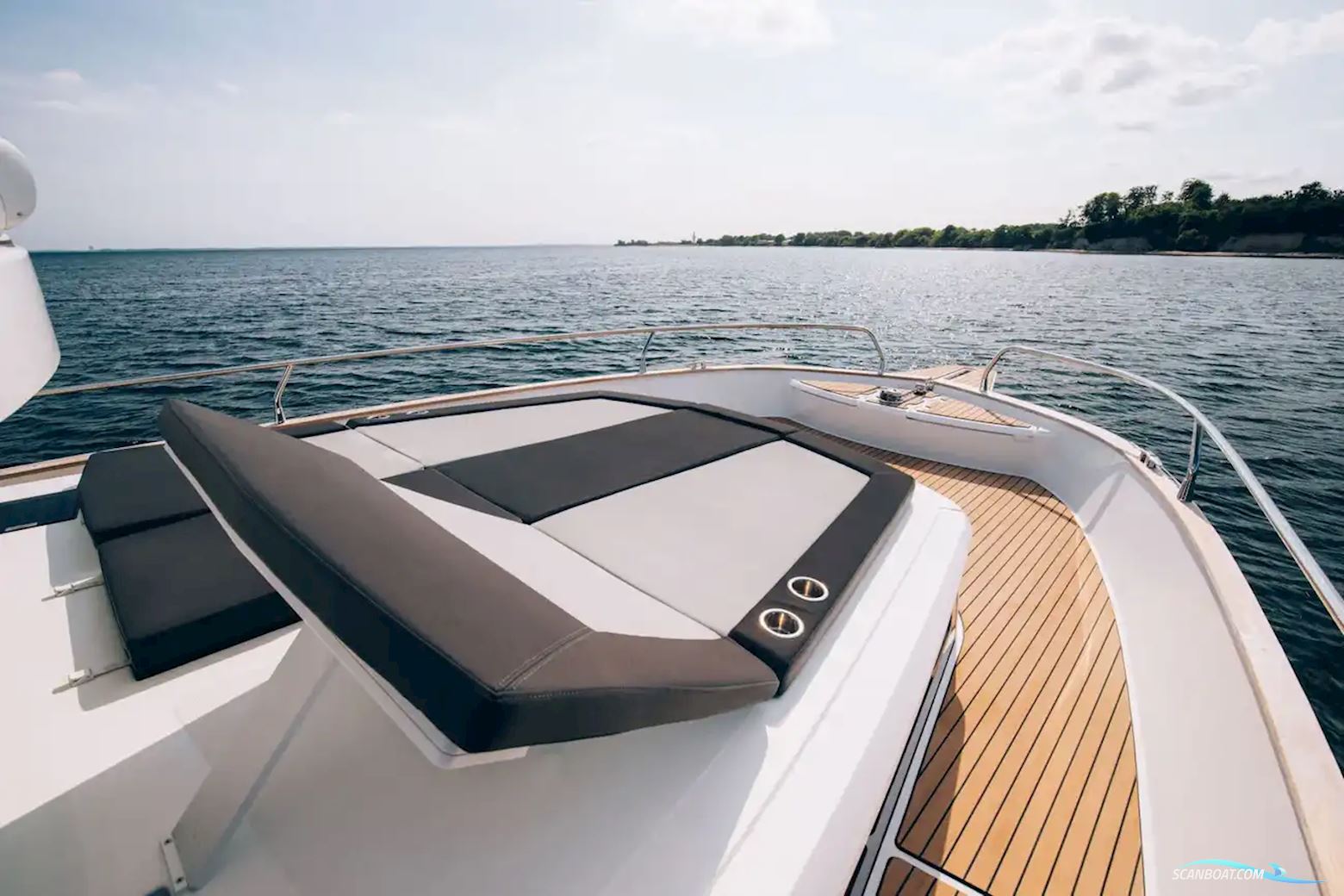 Delphia 12 Flylounge