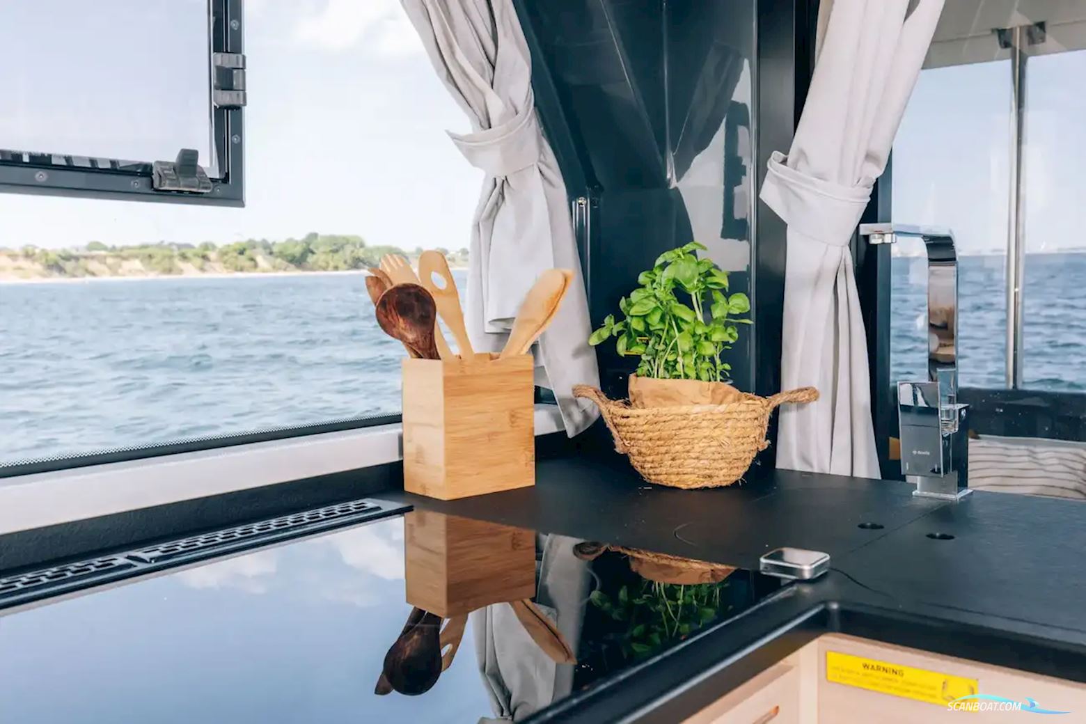 Delphia 12 Flylounge