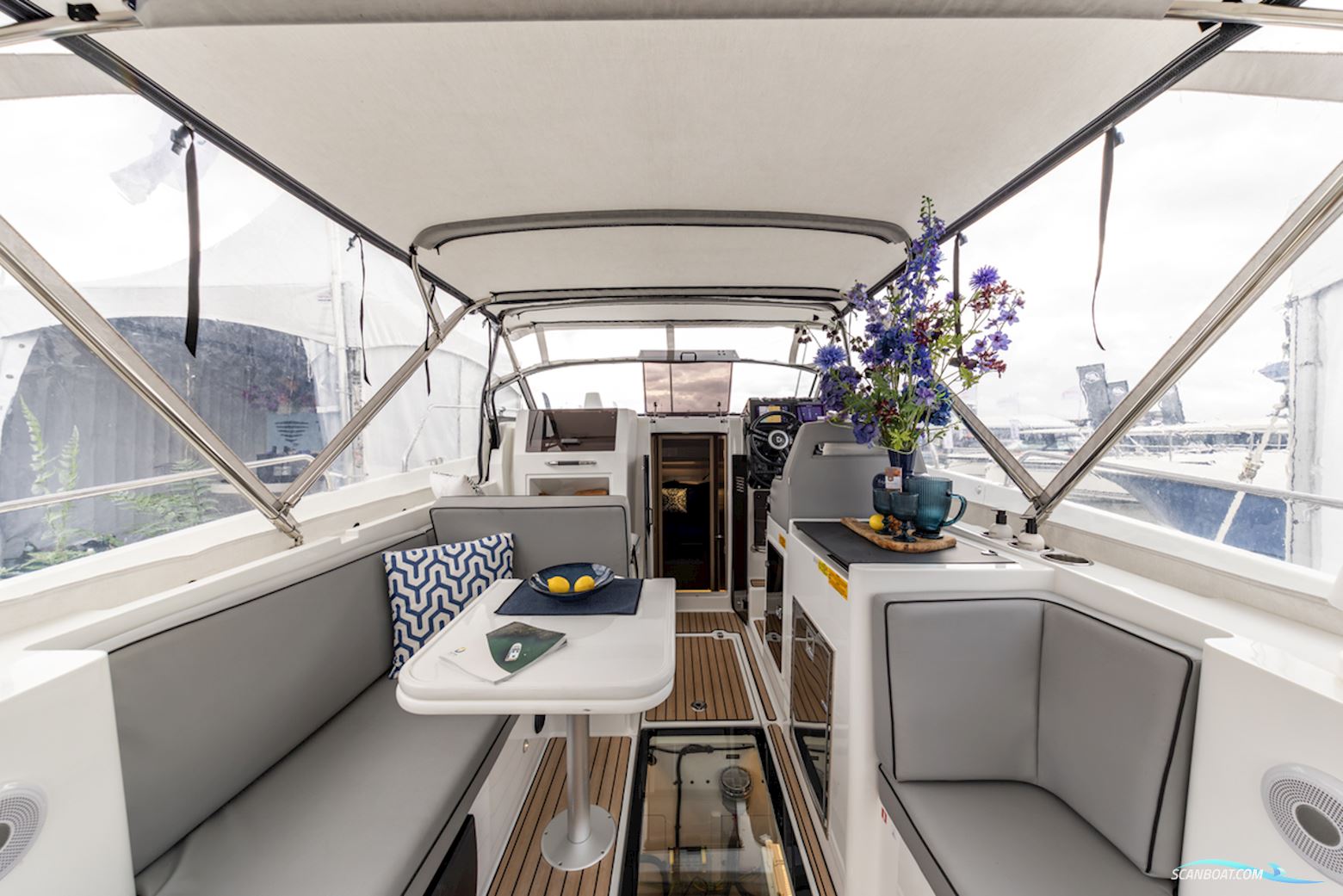 DELPHIA YACHTS 10 Lounge Electric DEMO, direct verkrijgbaar en vaarklaar. (PRIJSVERLAGING!!)