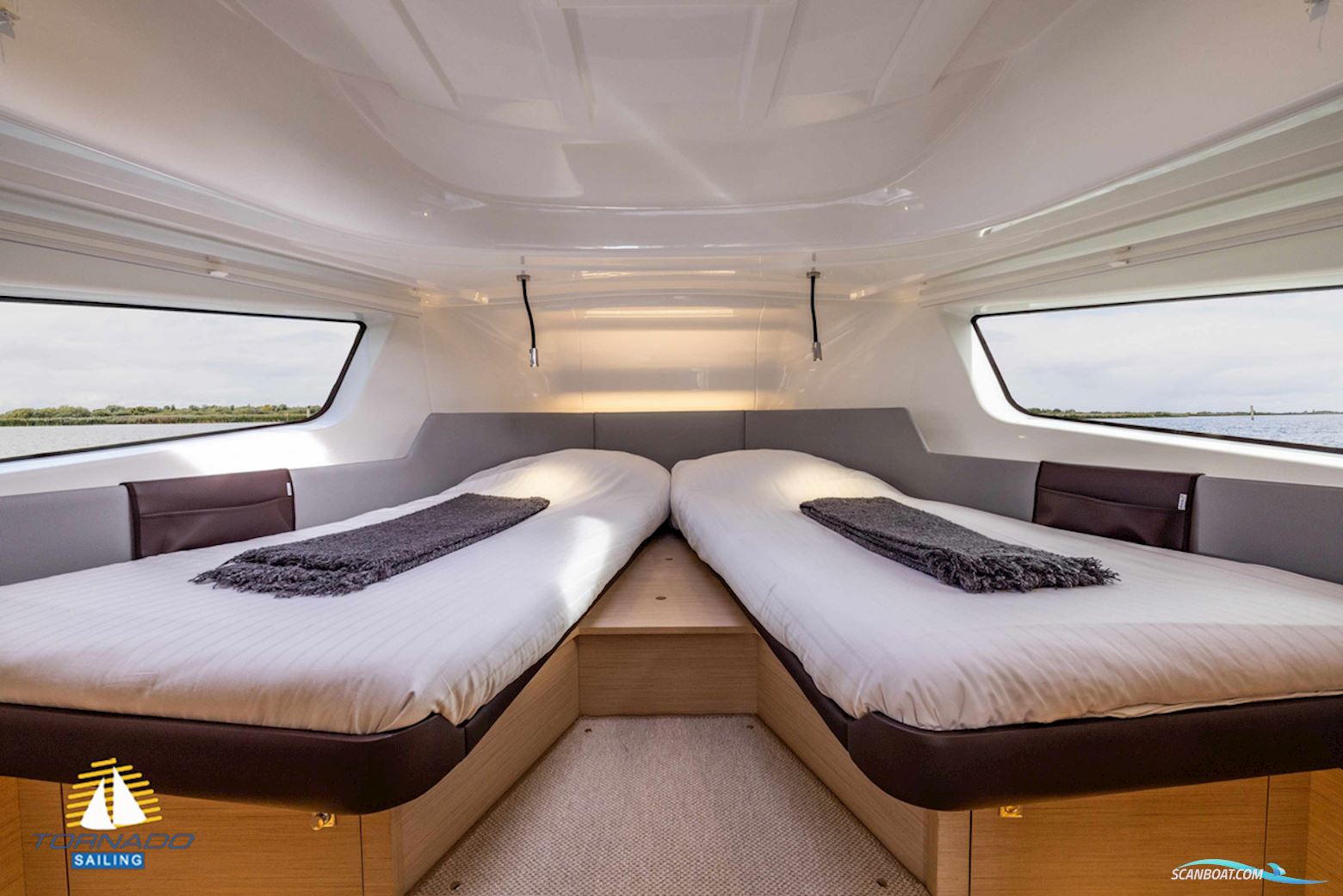 DELPHIA YACHTS 10 Sedan Electric
