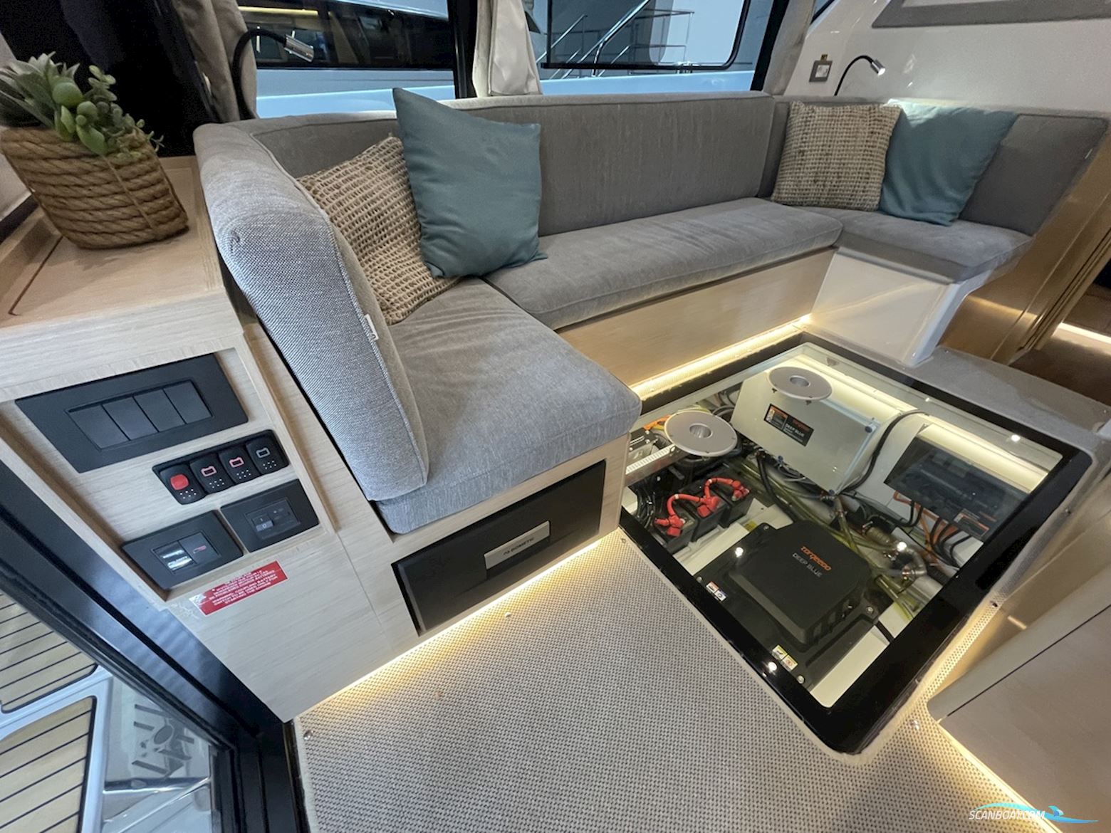 DELPHIA YACHTS 11 Flylounge