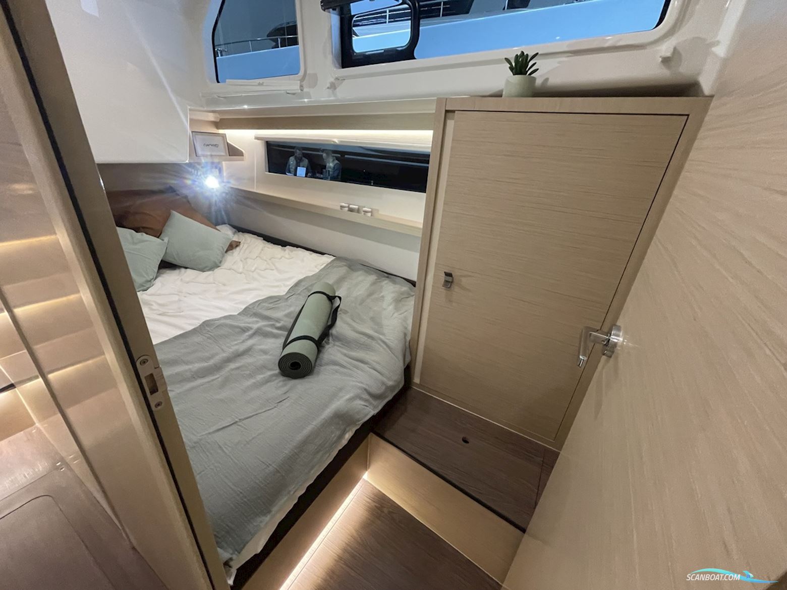 DELPHIA YACHTS 11 Flylounge