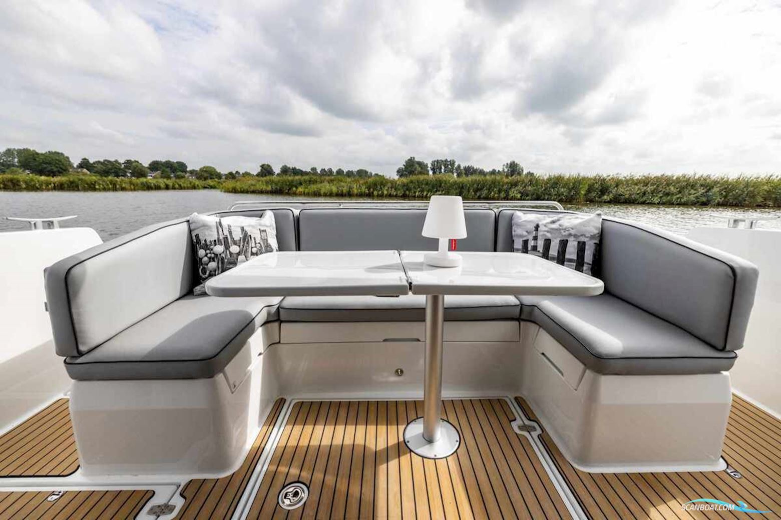 DELPHIA YACHTS 11 Sedan Electric