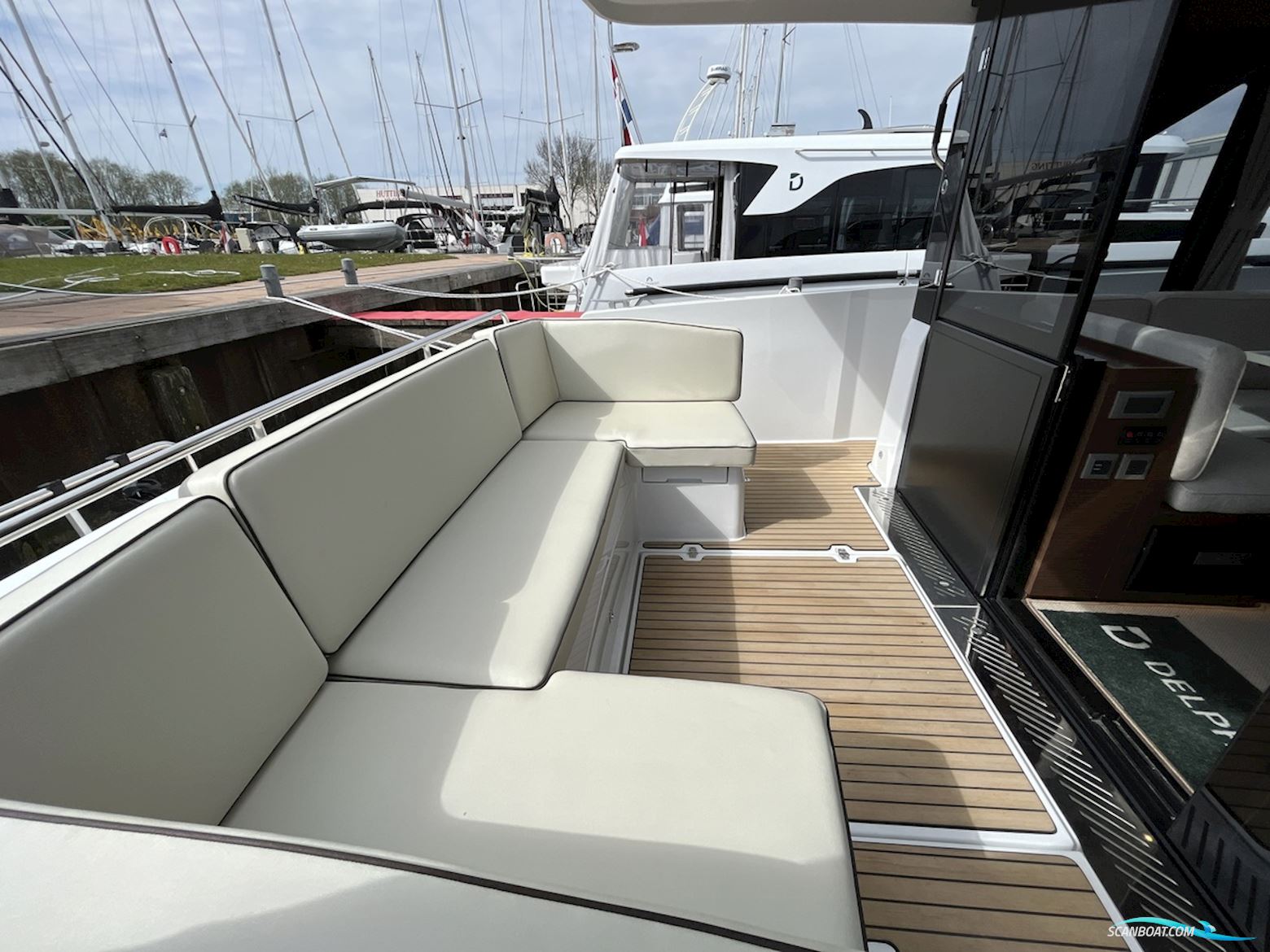 DELPHIA YACHTS 11 Sedan