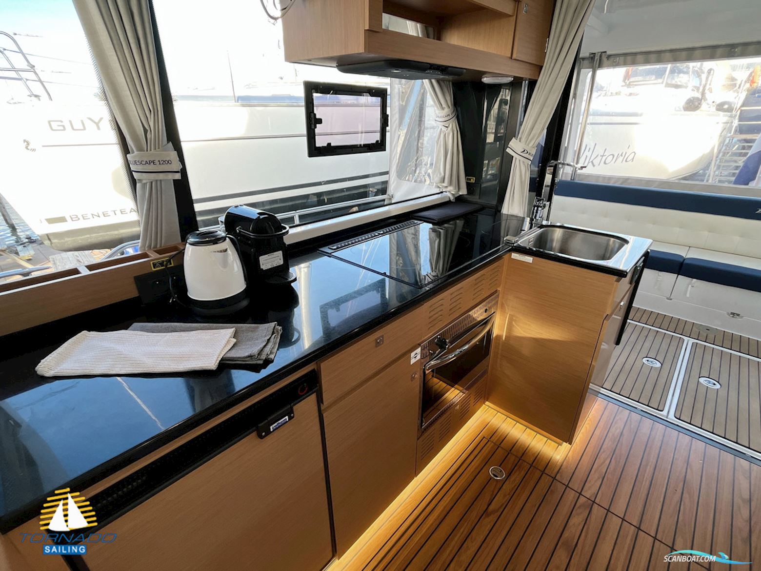 DELPHIA YACHTS 12 Flylounge