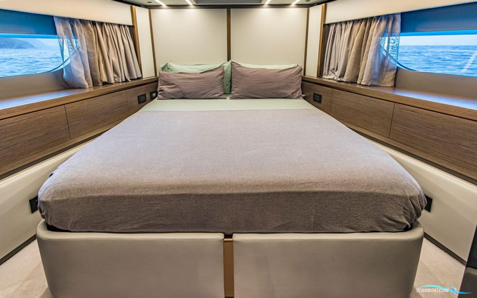 Explorer Yachts Explorer 62 Flybridge