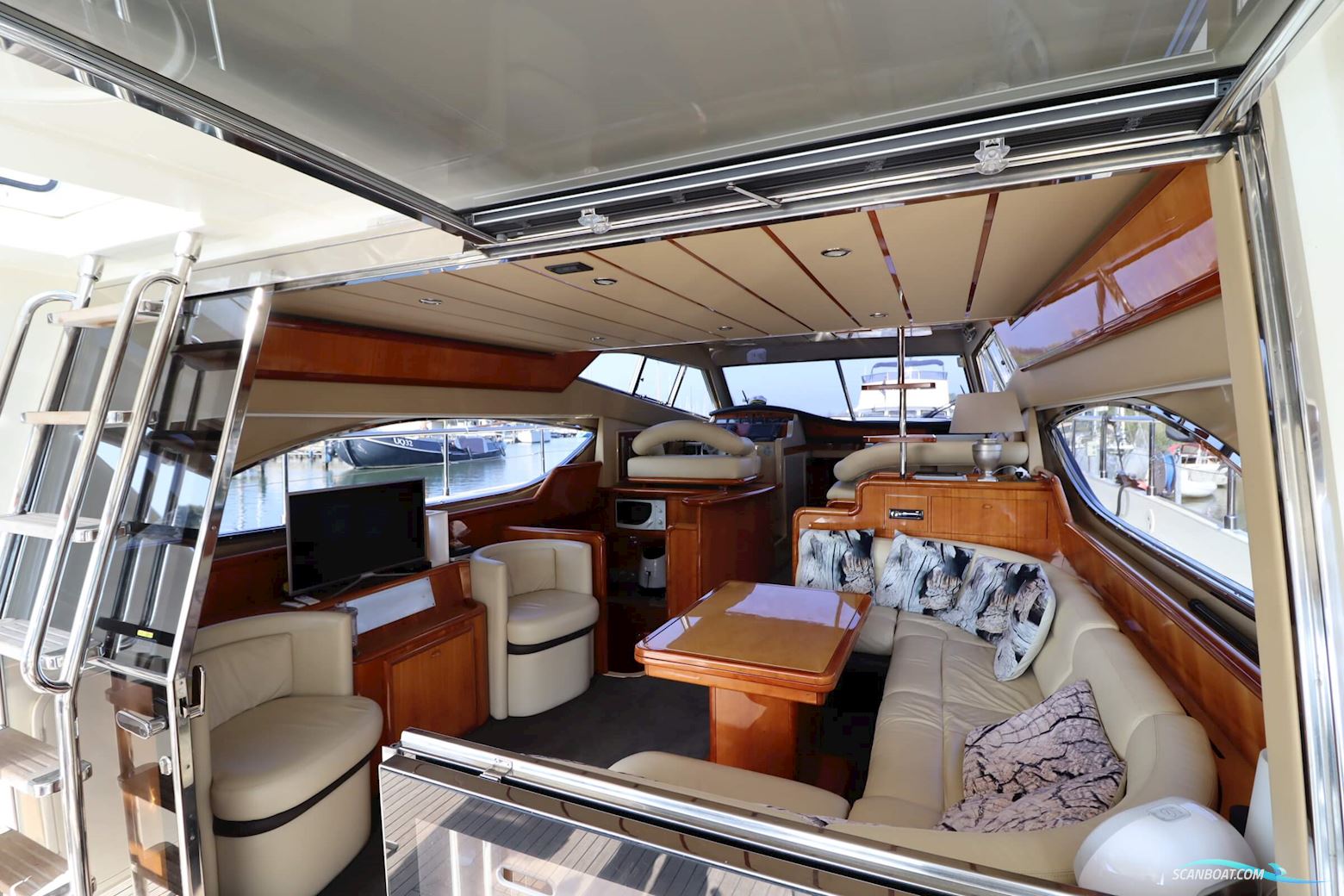 Ferretti Yachts 530