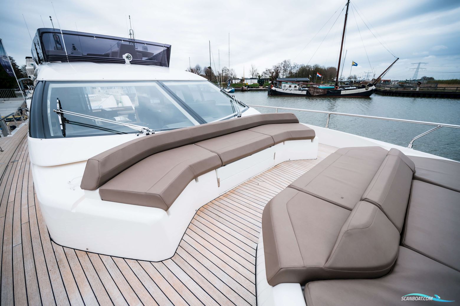 Ferretti Yachts 550