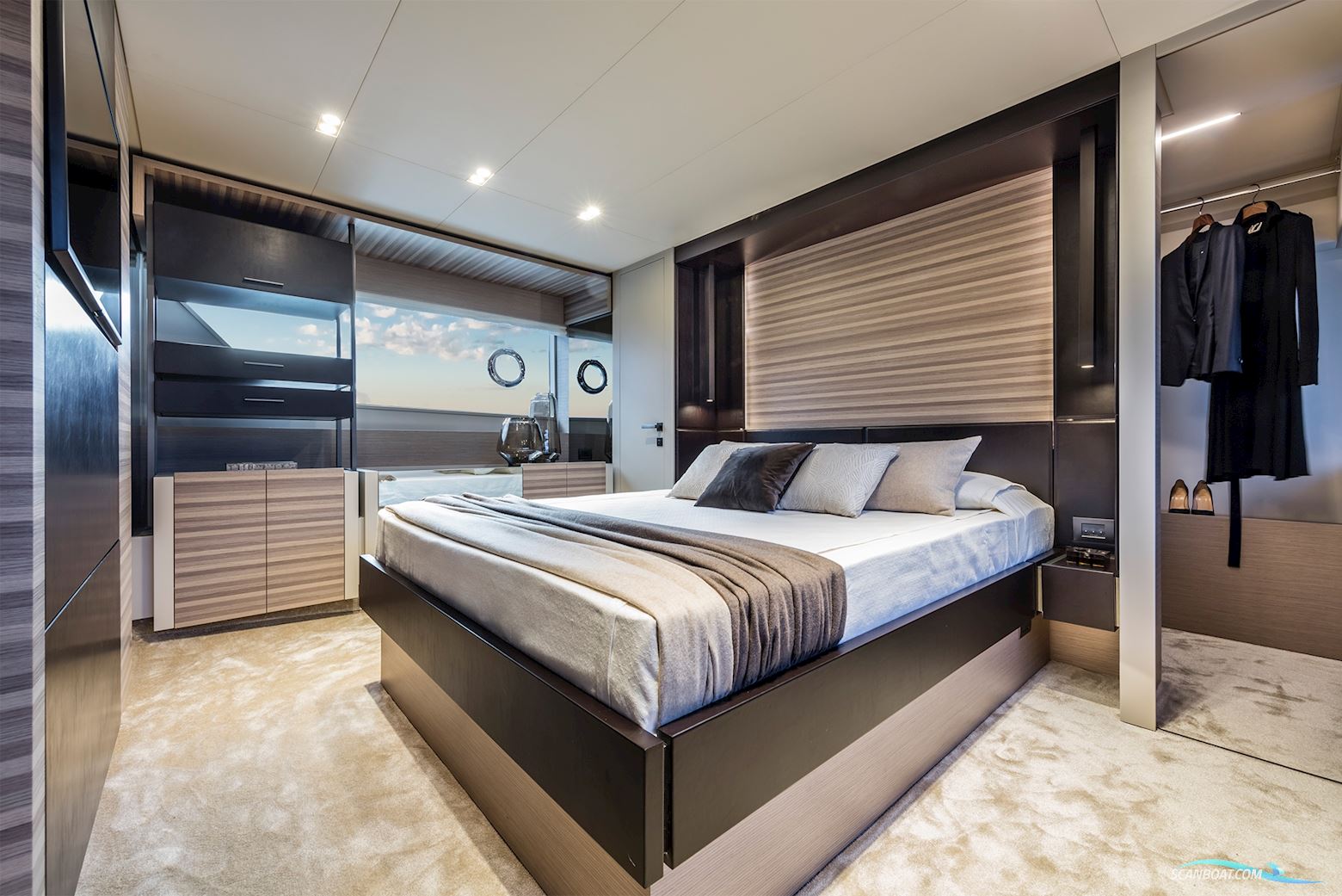 Ferretti Yachts 670