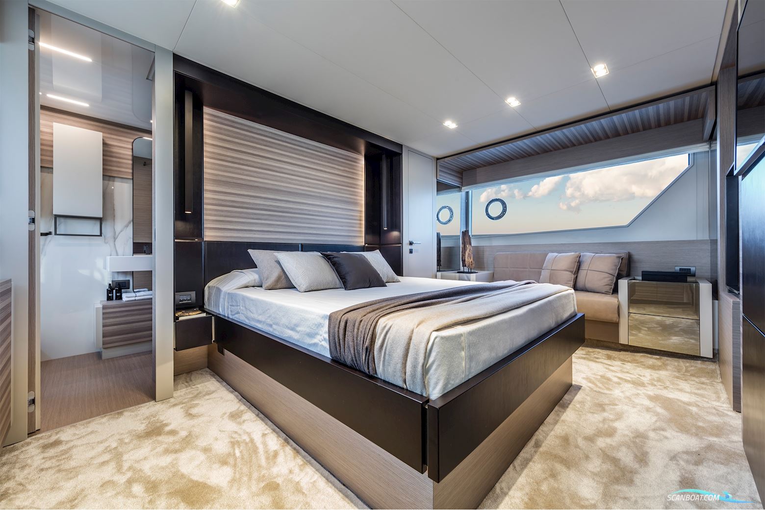Ferretti Yachts 670
