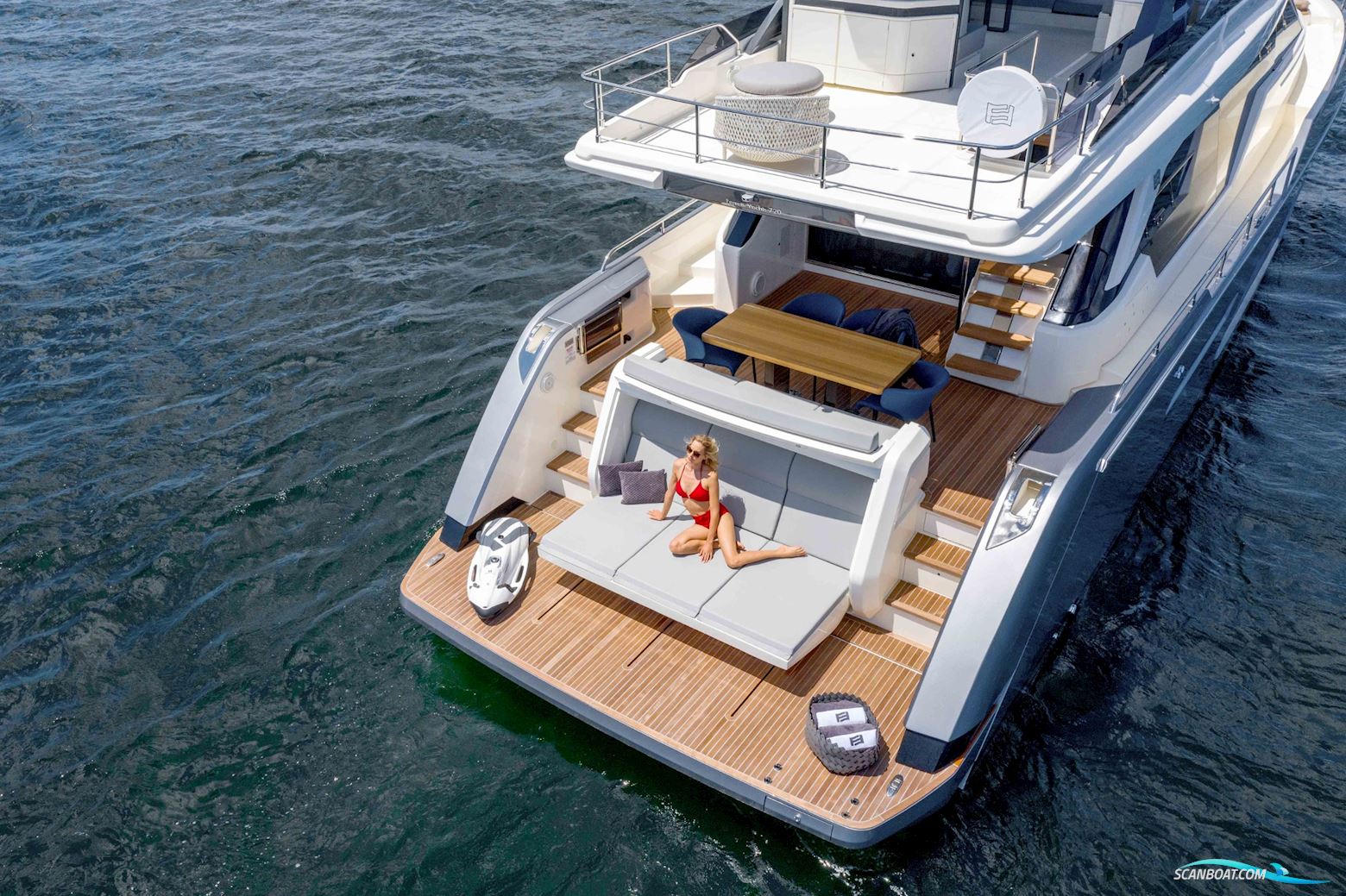 Ferretti Yachts 720