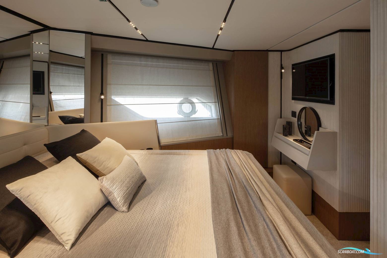 Ferretti Yachts 720