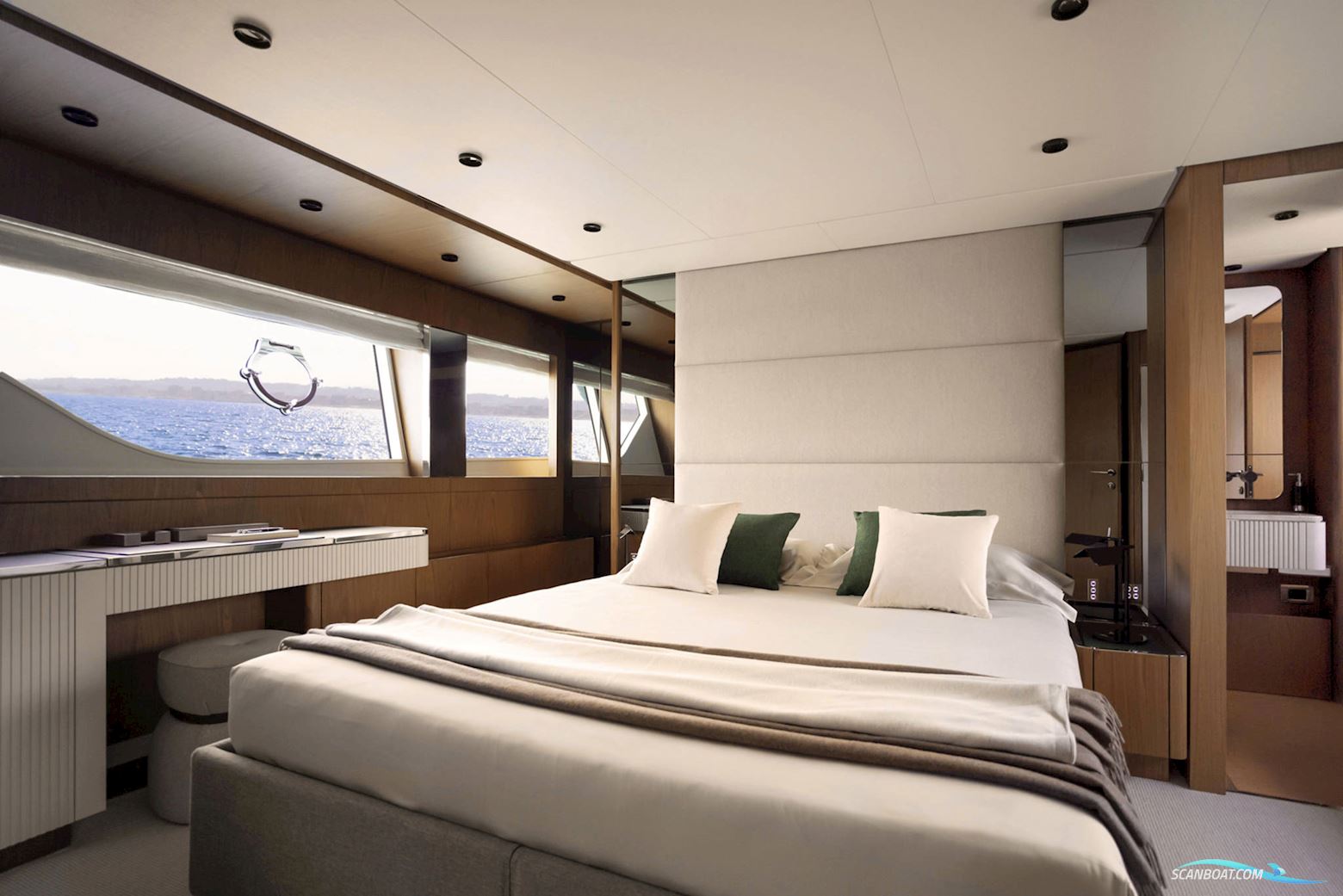 Ferretti Yachts 780