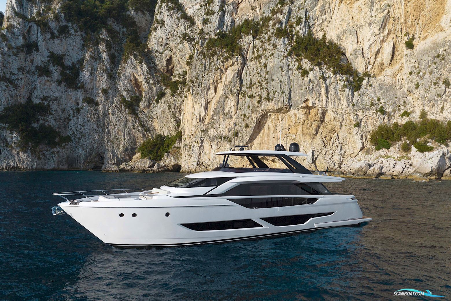 Ferretti Yachts 860