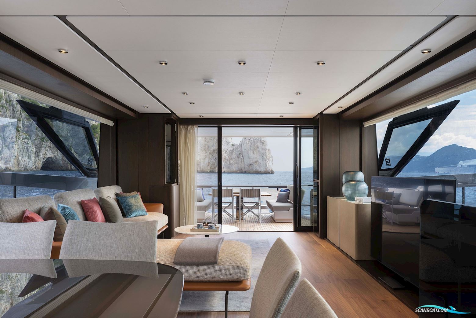 Ferretti Yachts 860