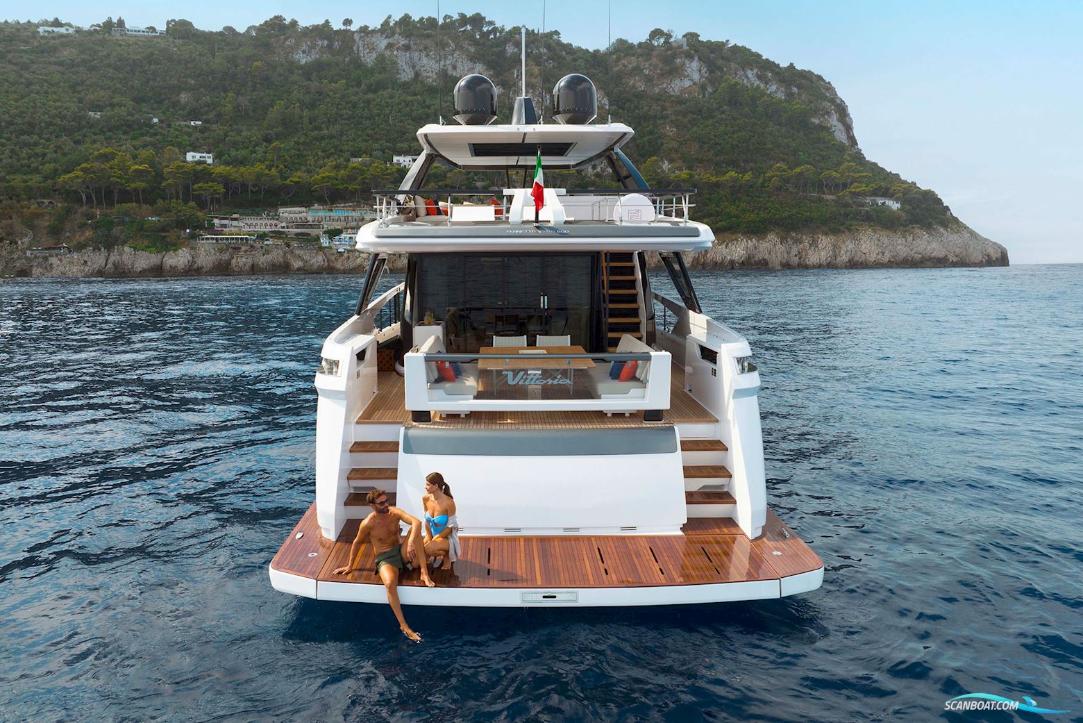 Ferretti Yachts 860