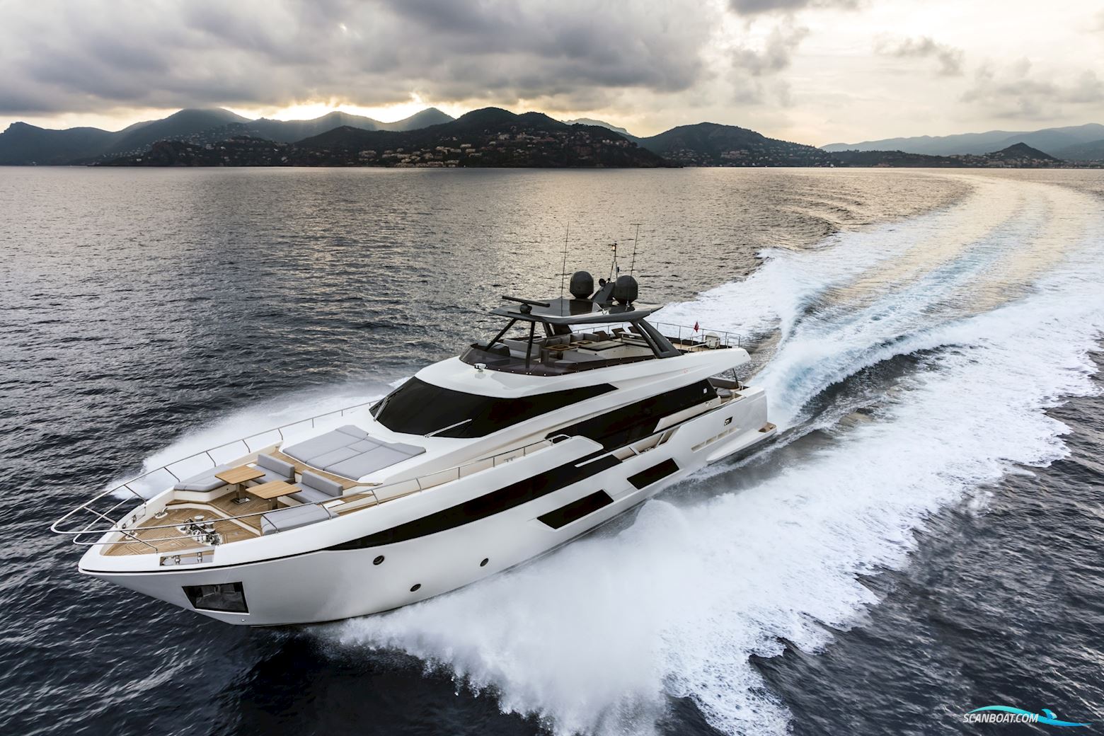 Ferretti Yachts 920