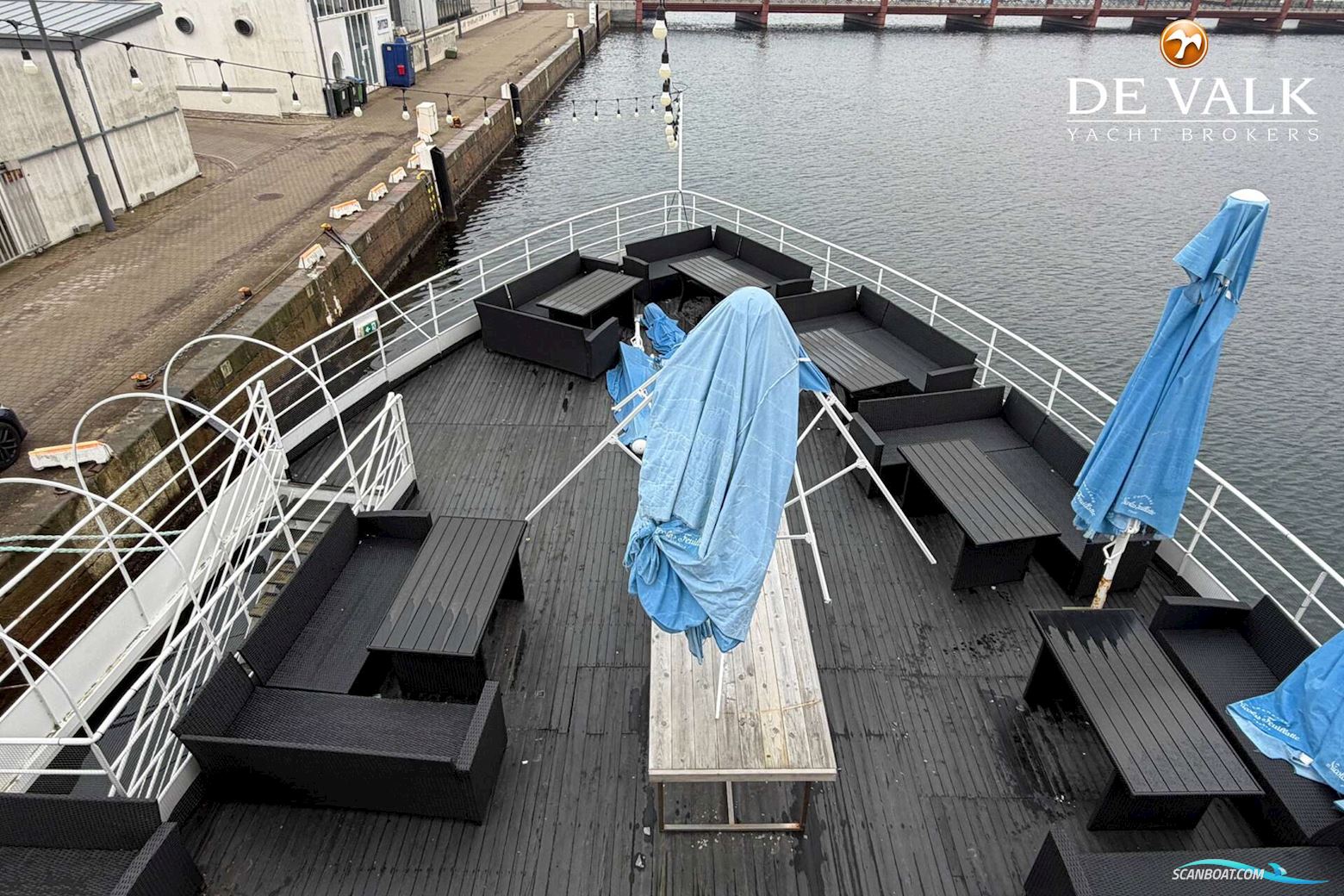 Floating restaurant