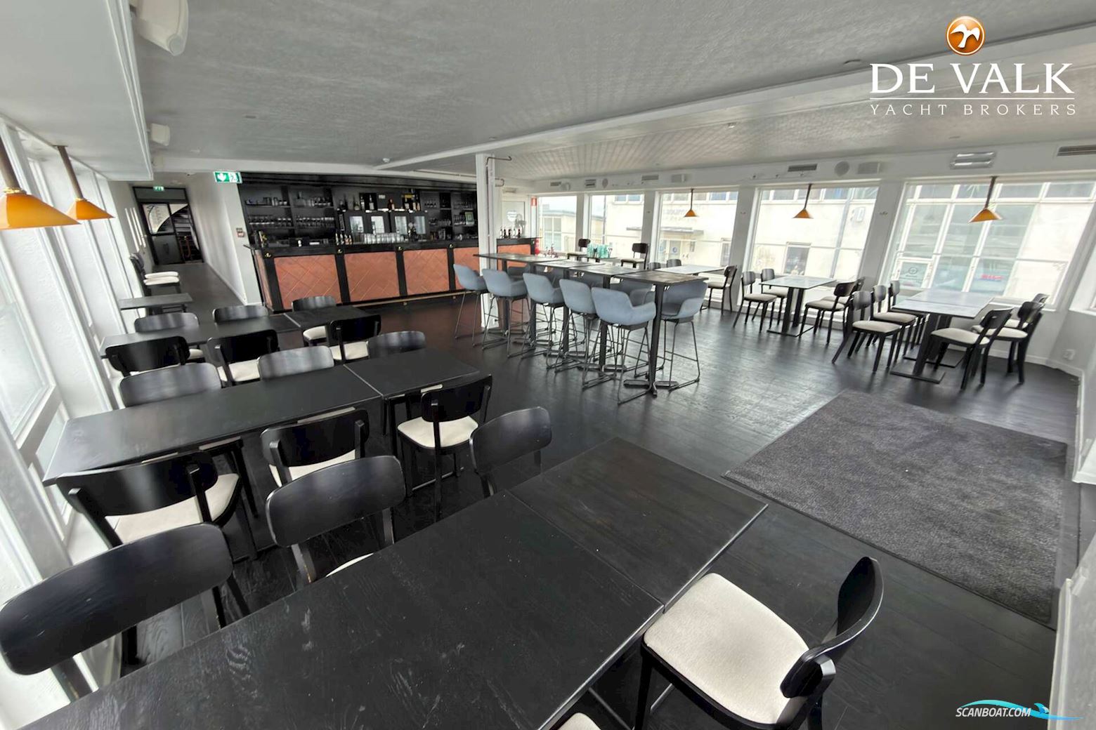 Floating restaurant