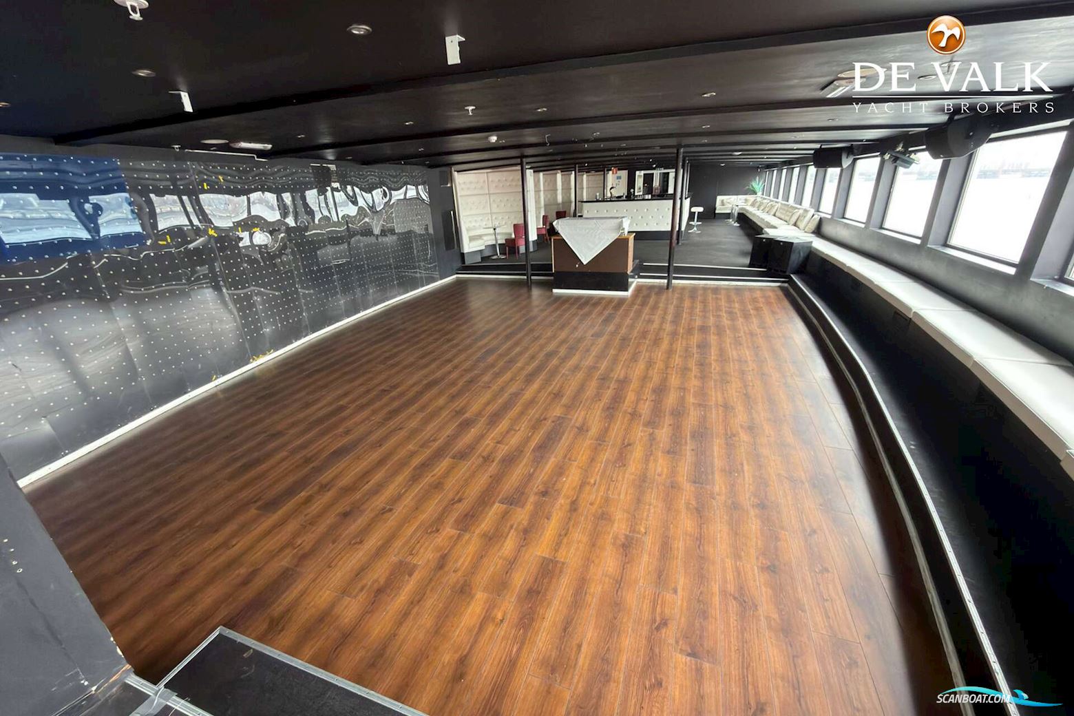 Floating restaurant